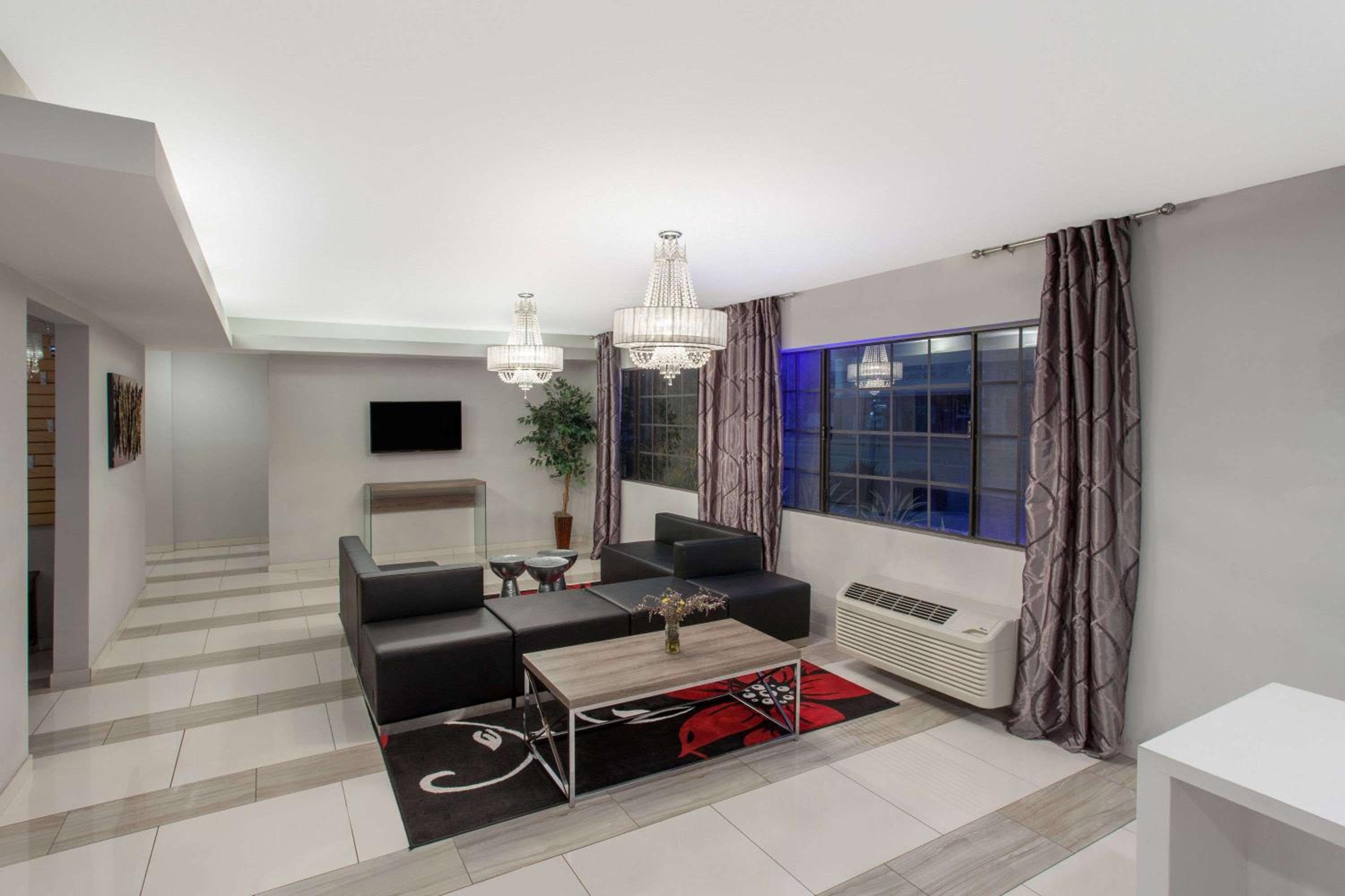 Ramada by Wyndham Culver City — 2