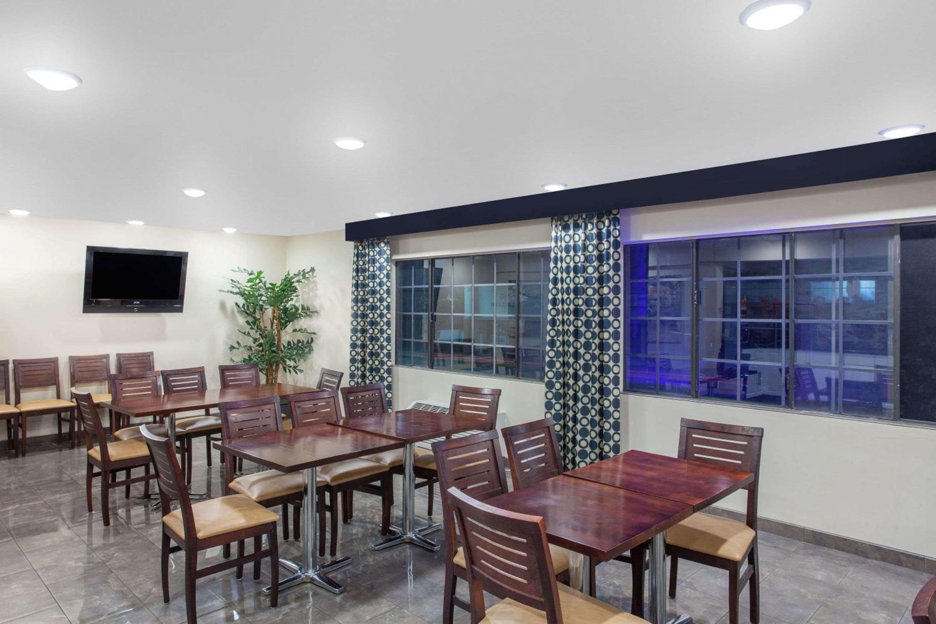 Ramada by Wyndham Culver City — 24