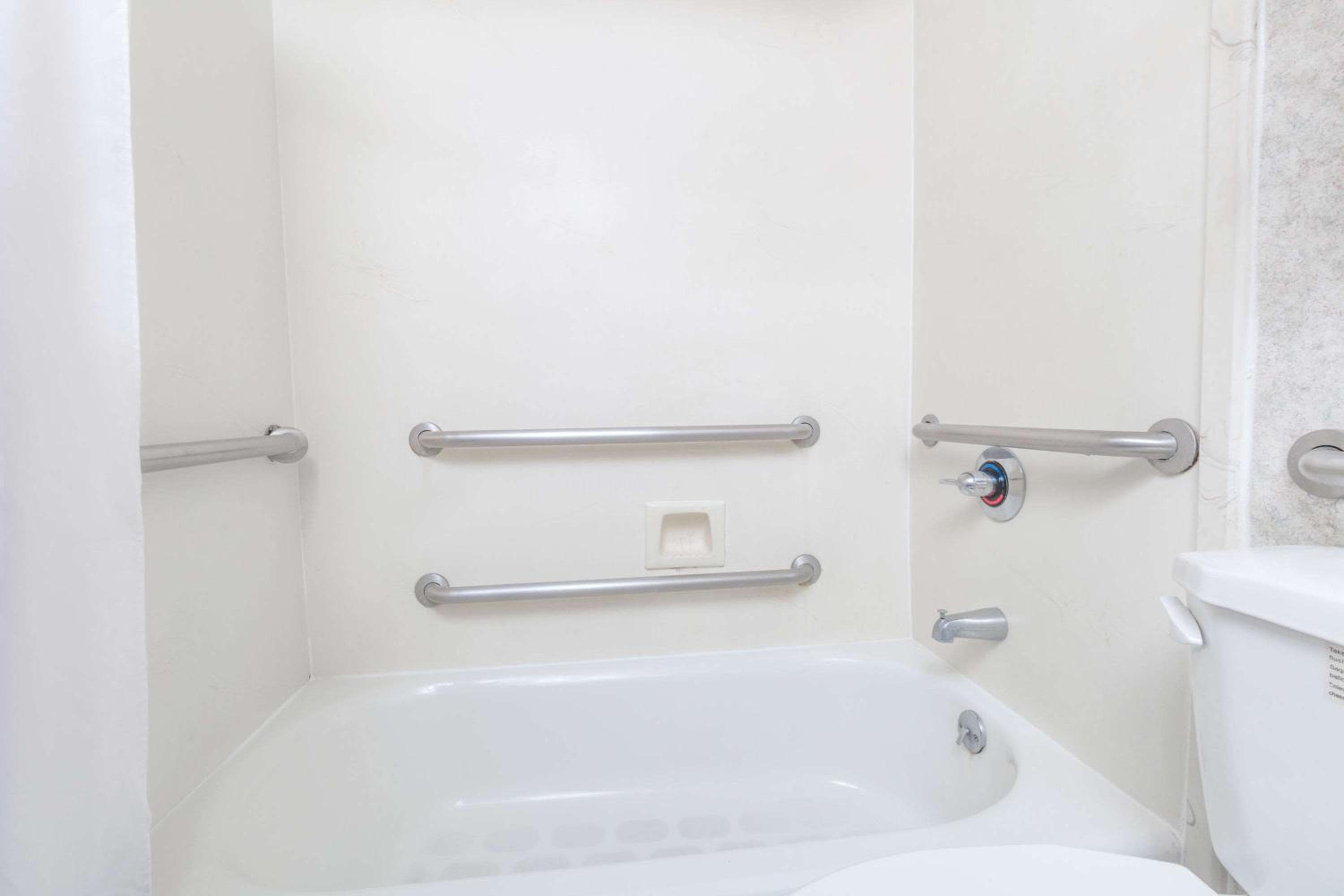 Days Inn by Wyndham Los Angeles LAX/VeniceBch/Marina DelRay — 10