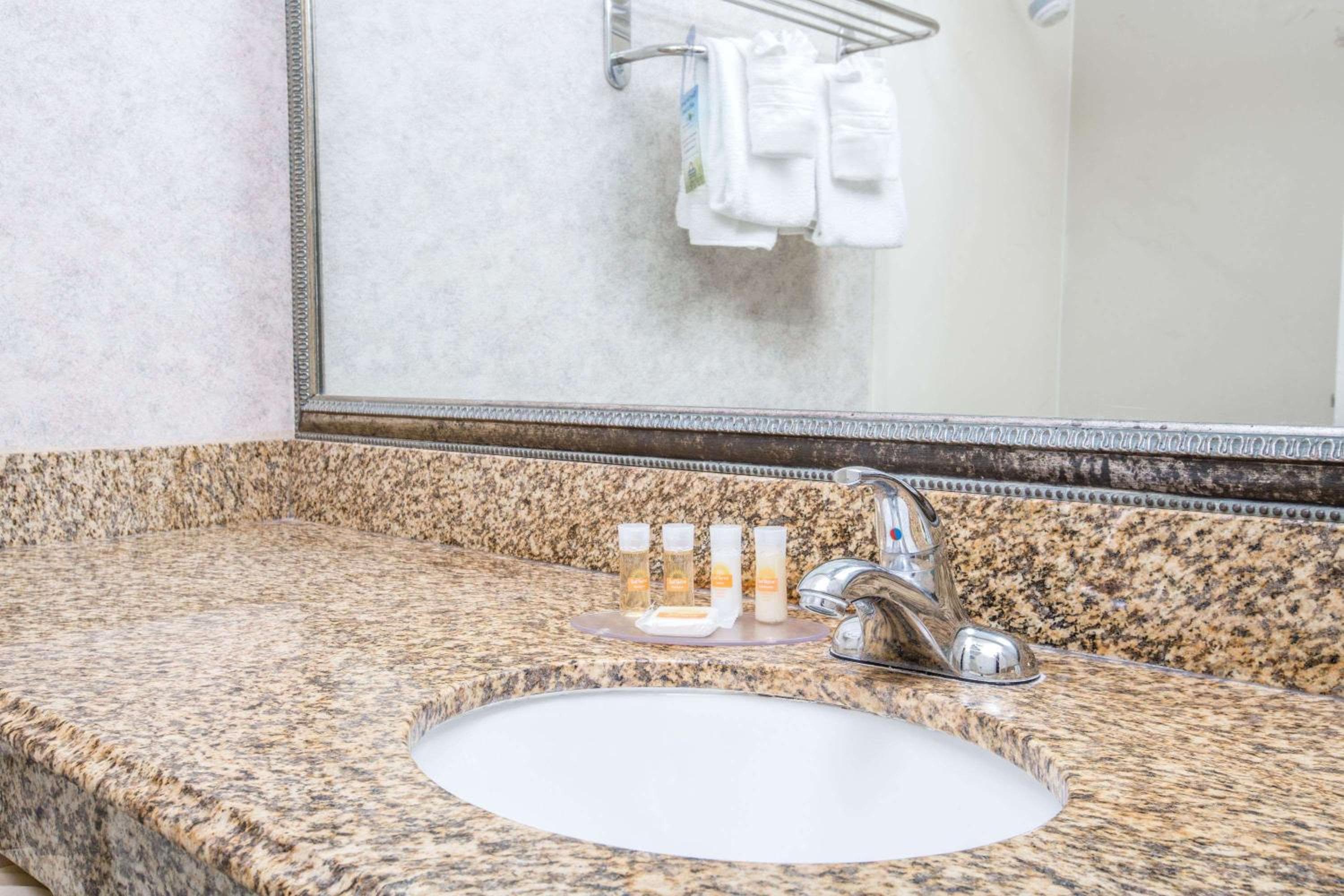 Days Inn by Wyndham Los Angeles LAX/VeniceBch/Marina DelRay — 12
