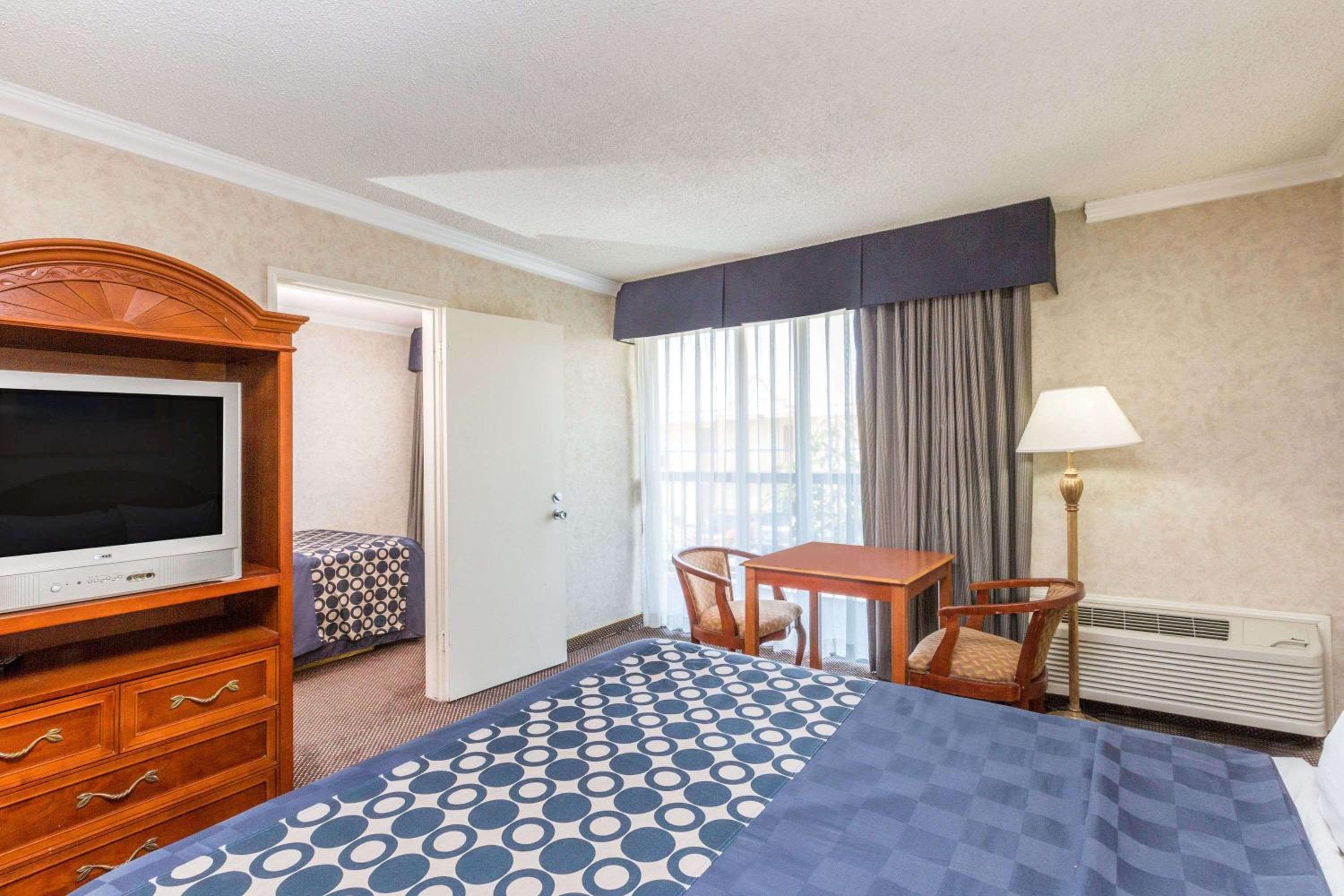 Days Inn by Wyndham Los Angeles LAX/VeniceBch/Marina DelRay — 5