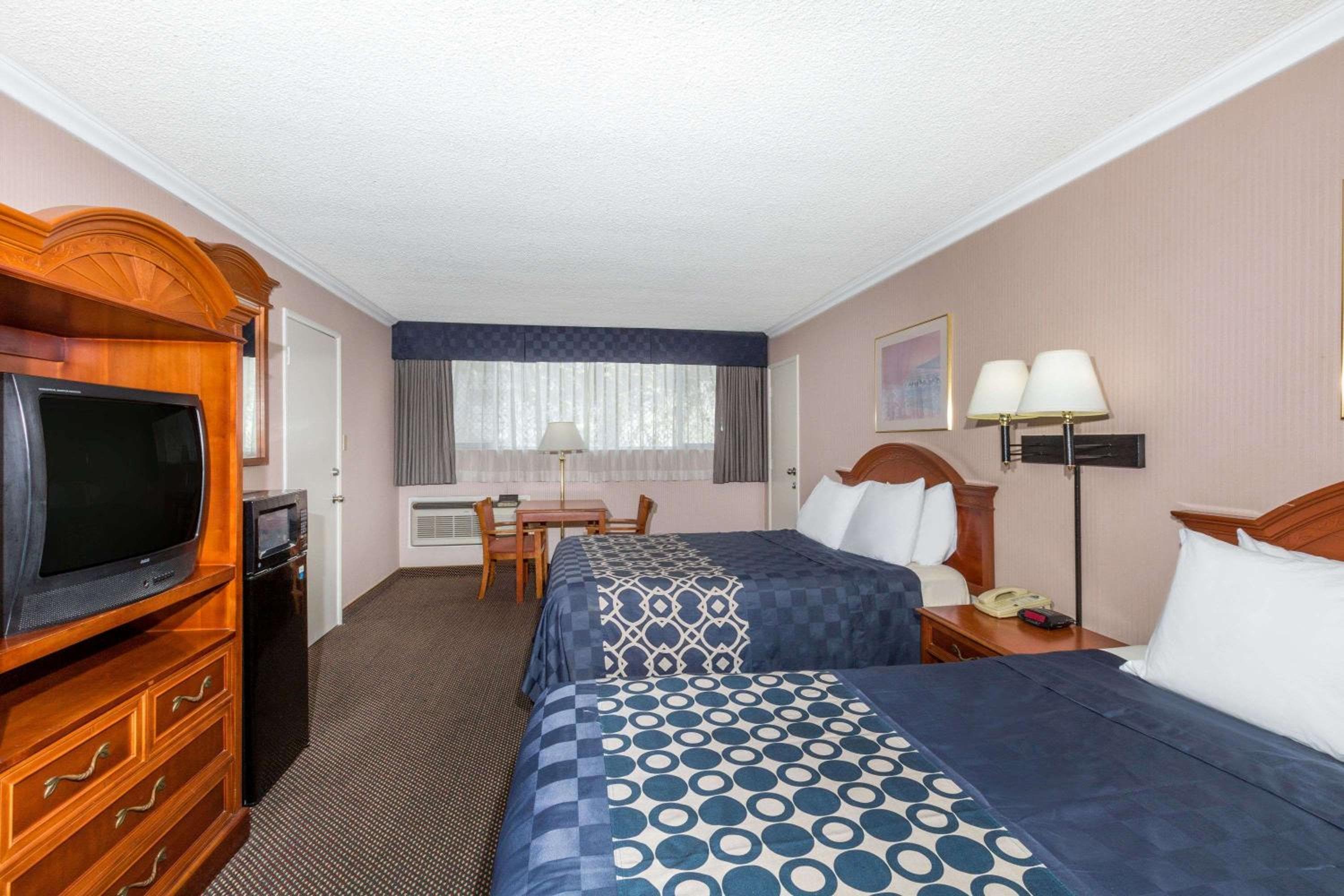 Days Inn by Wyndham Los Angeles LAX/VeniceBch/Marina DelRay — 7