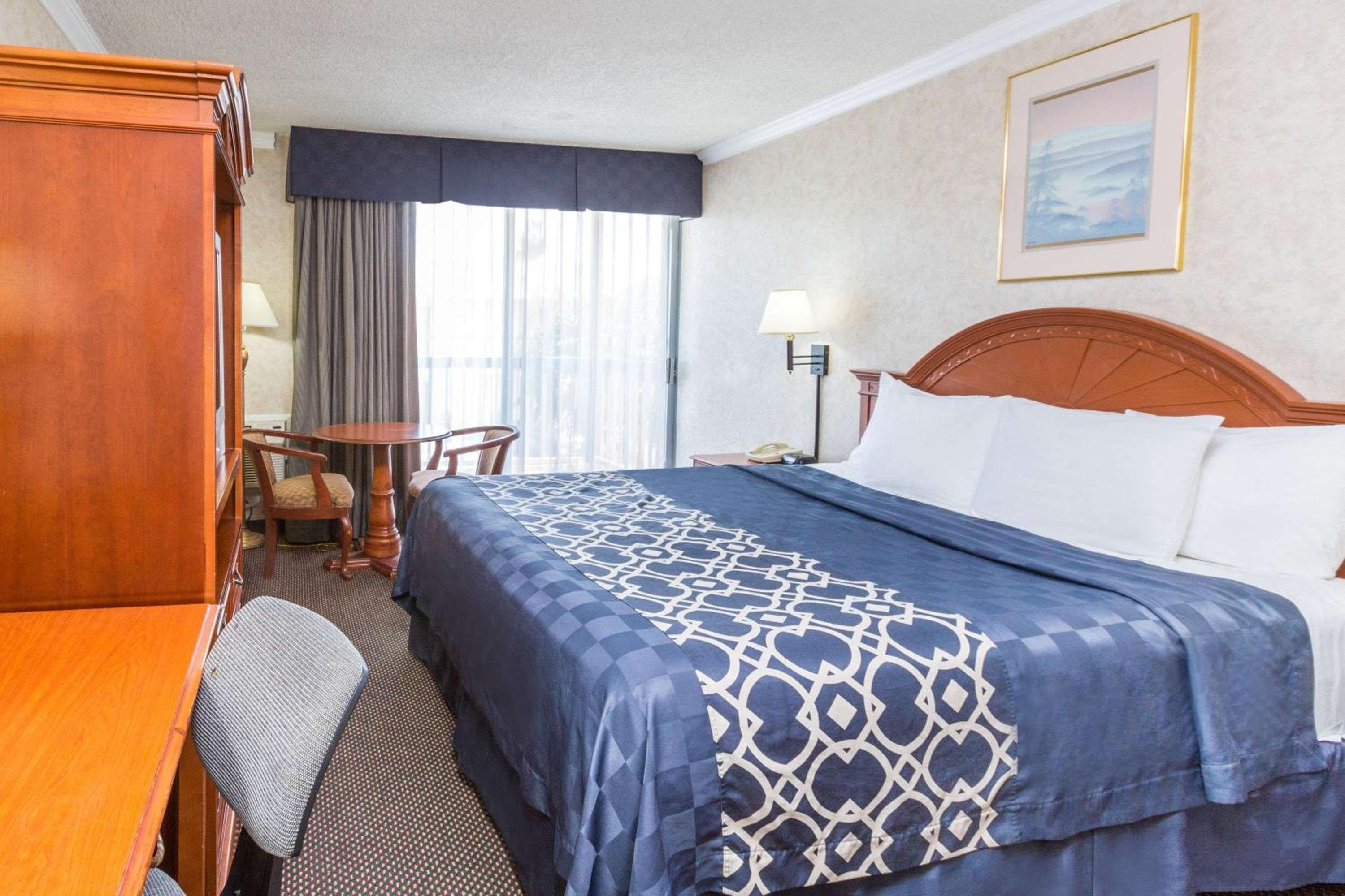 Days Inn by Wyndham Los Angeles LAX/VeniceBch/Marina DelRay — 8