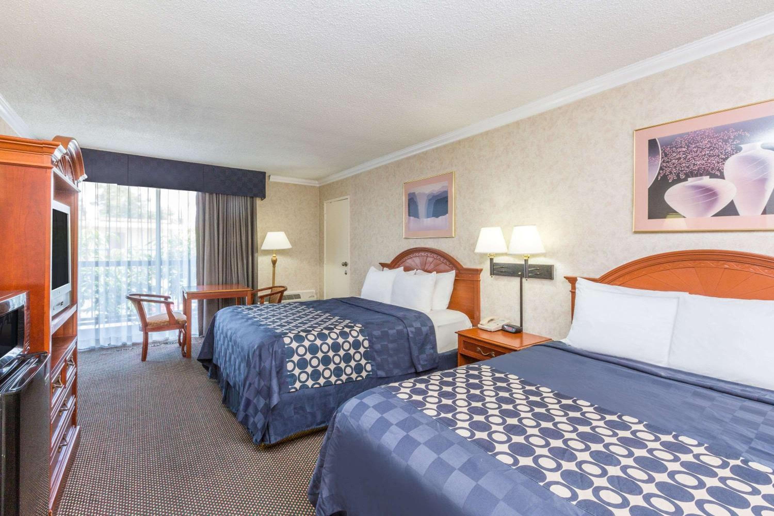 Days Inn by Wyndham Los Angeles LAX/VeniceBch/Marina DelRay — 9