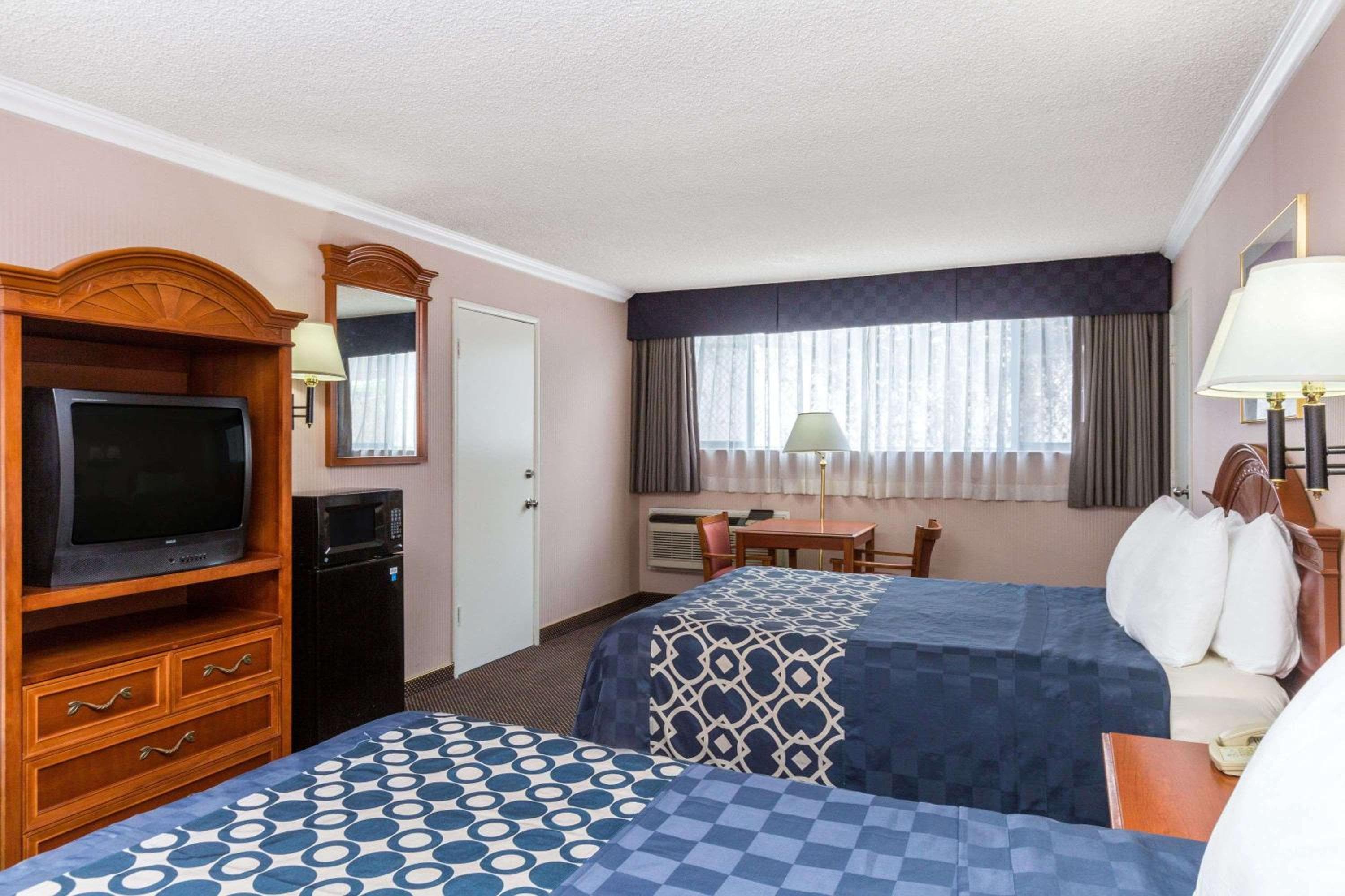 Days Inn by Wyndham Los Angeles LAX/VeniceBch/Marina DelRay — 11