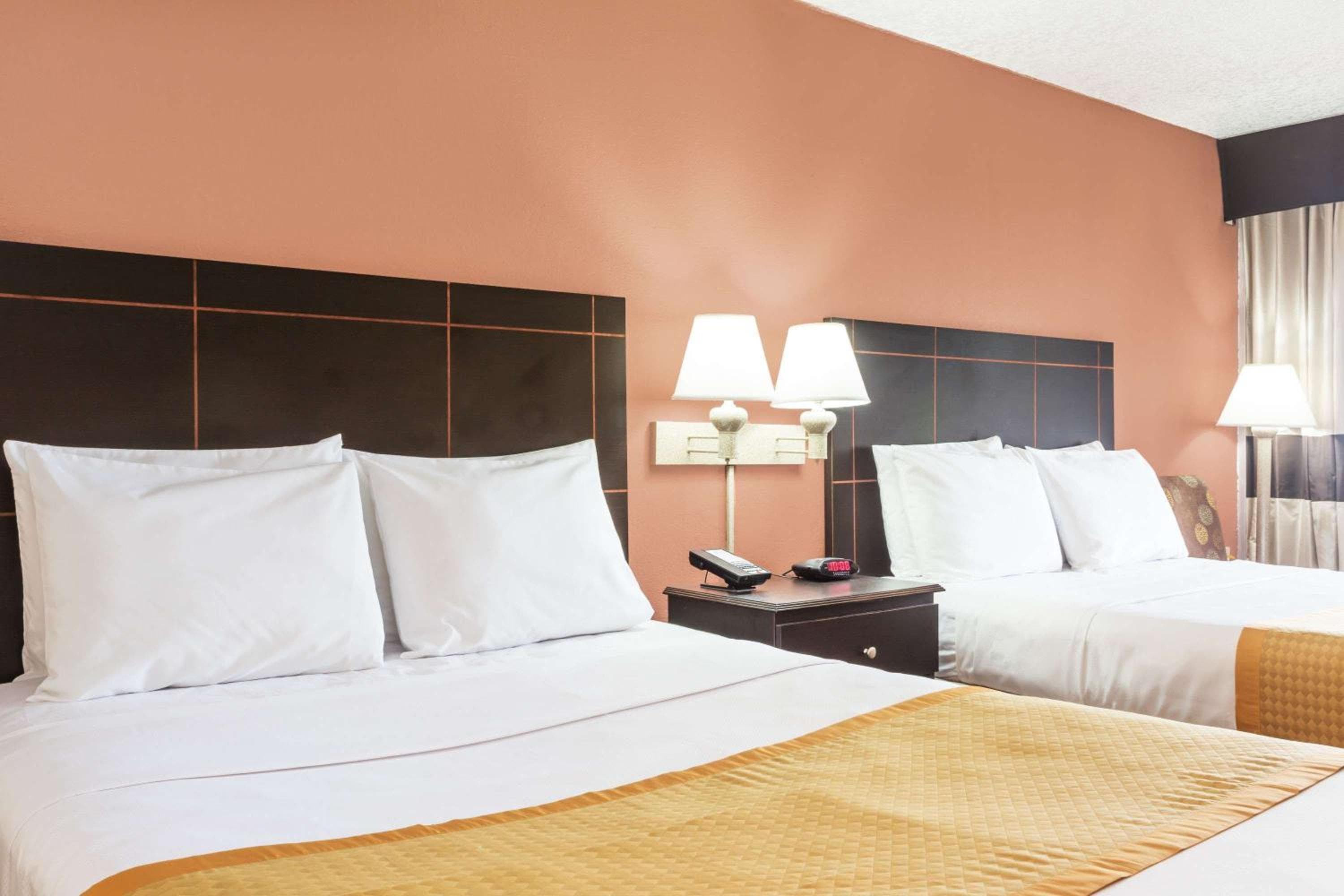 Days Inn by Wyndham Fort Lauderdale-Oakland Park Airport N — 9
