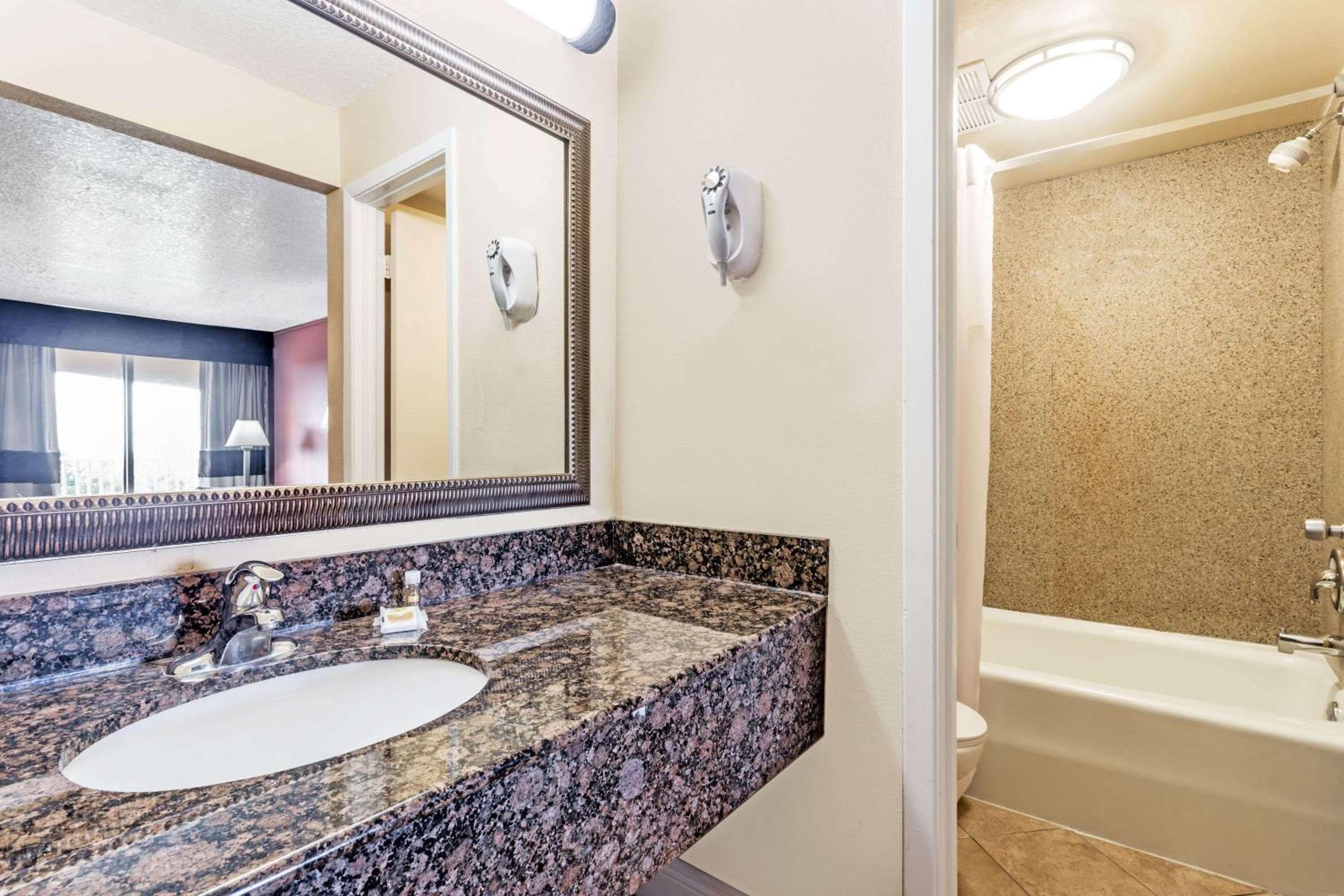 Days Inn by Wyndham Fort Lauderdale-Oakland Park Airport N — 10