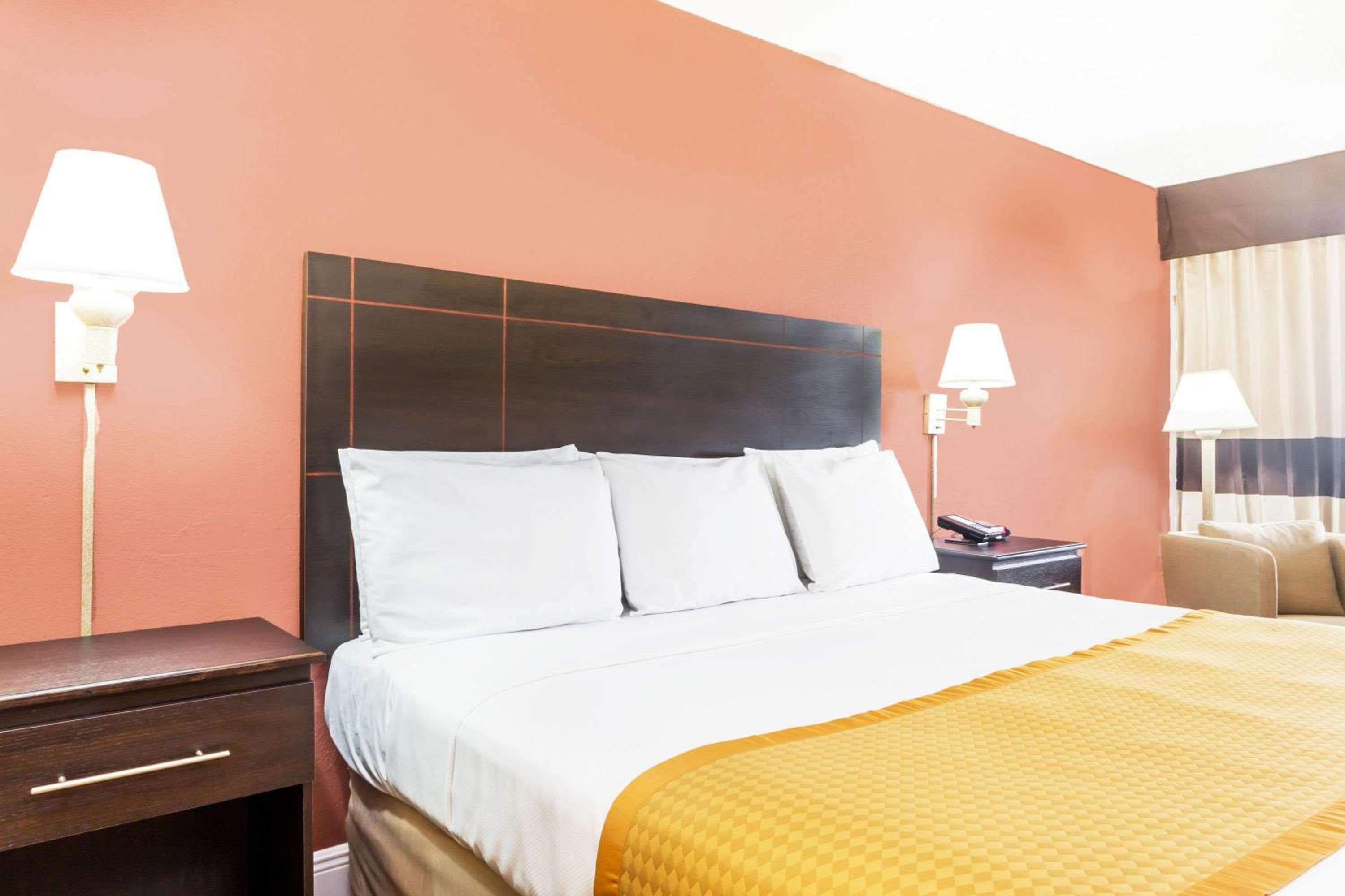 Days Inn by Wyndham Fort Lauderdale-Oakland Park Airport N — 8