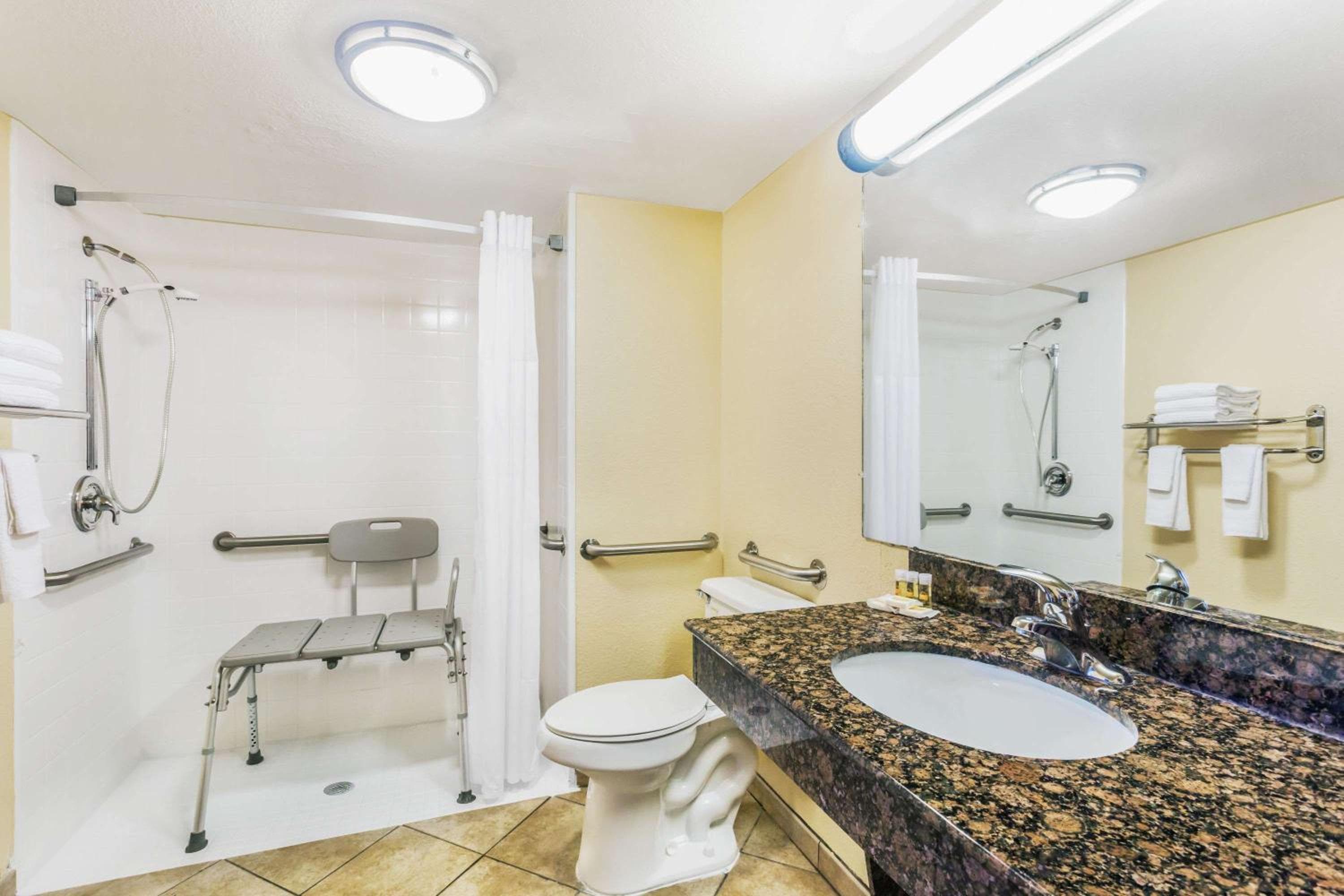 Days Inn by Wyndham Fort Lauderdale-Oakland Park Airport N — 12