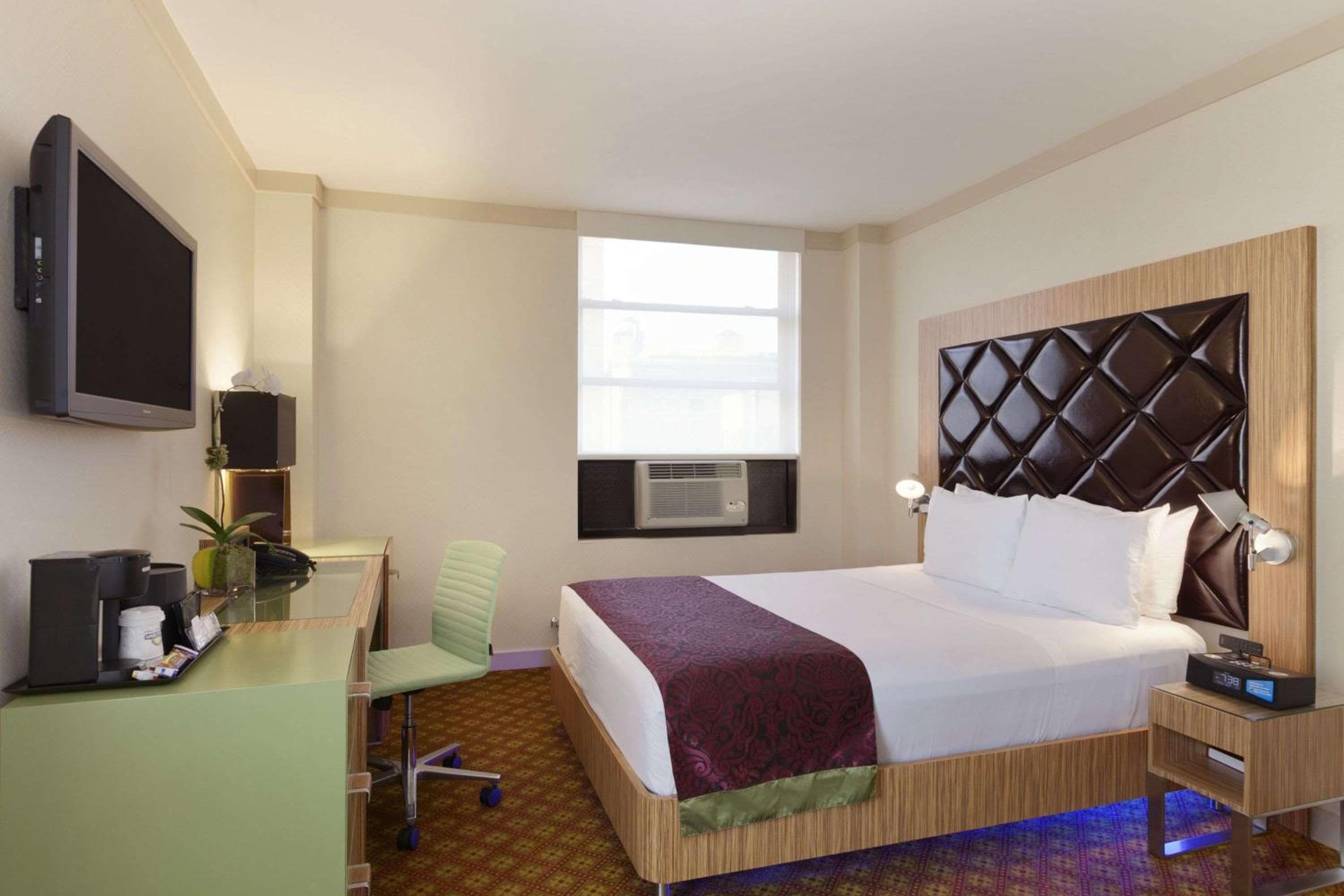 Night Hotel Broadway — 5