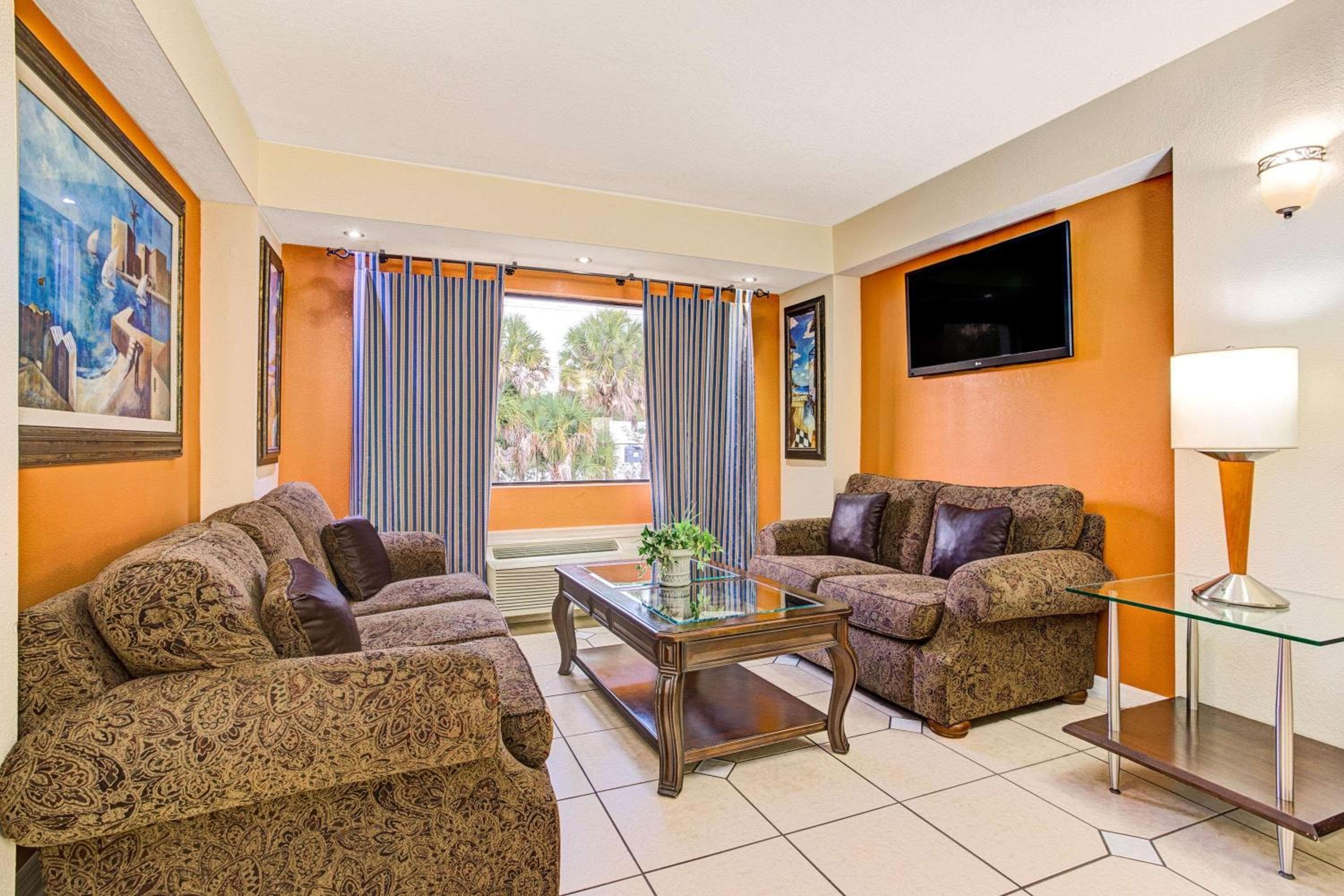 Days Inn & Suites by Wyndham Tampa - Ybor City — 12