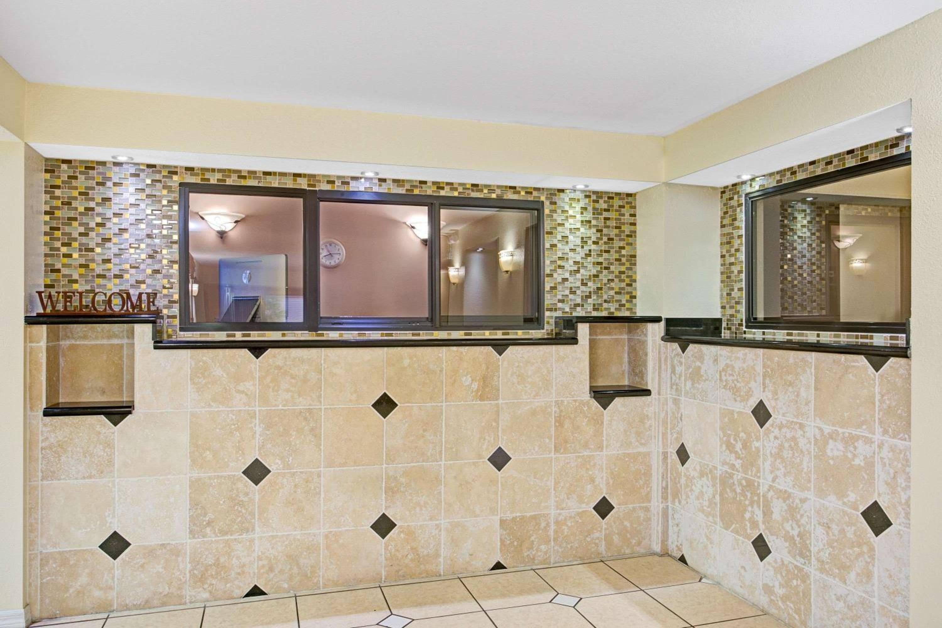 Days Inn & Suites by Wyndham Tampa - Ybor City — 4