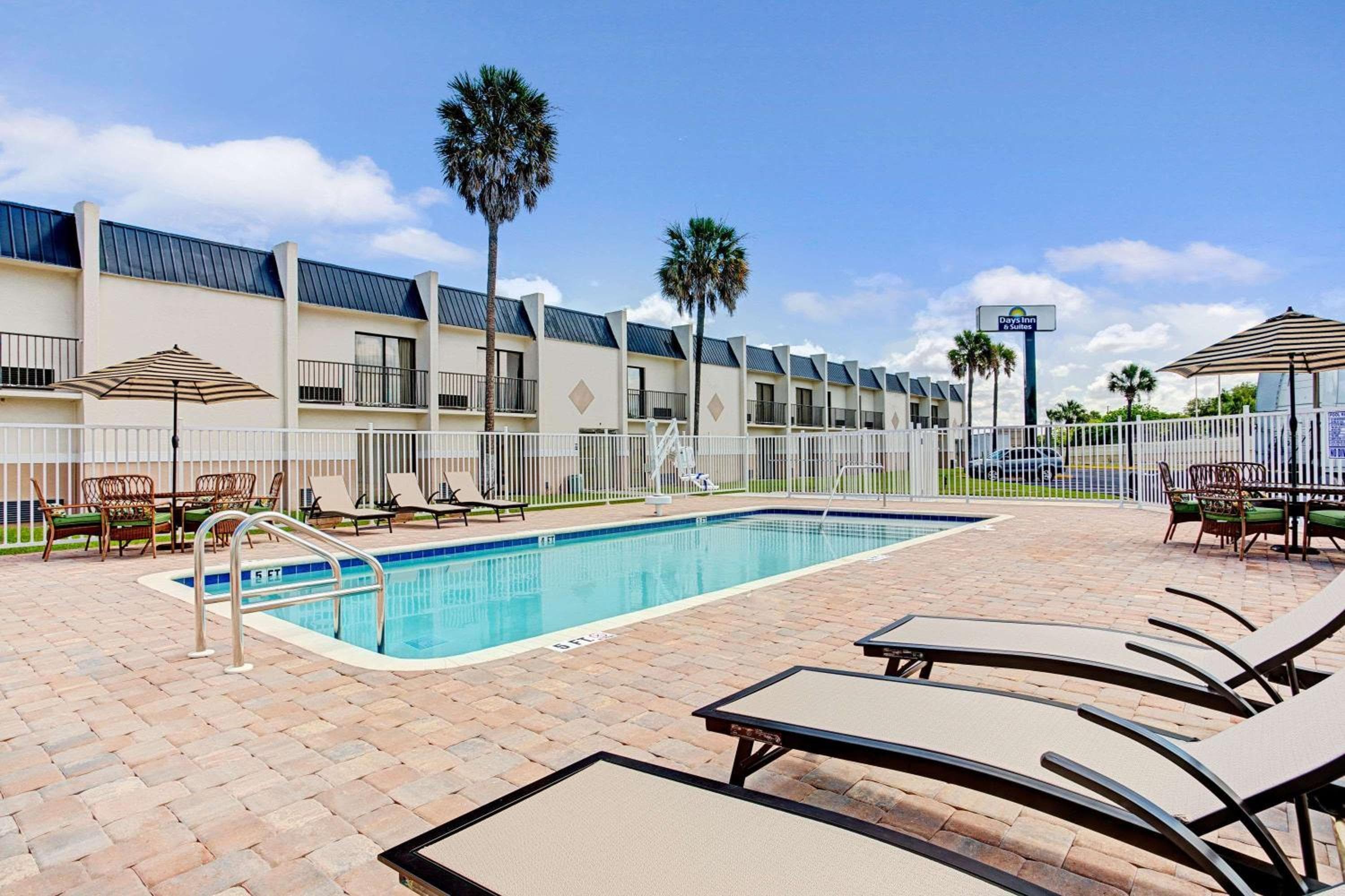 Days Inn & Suites by Wyndham Tampa - Ybor City — 2