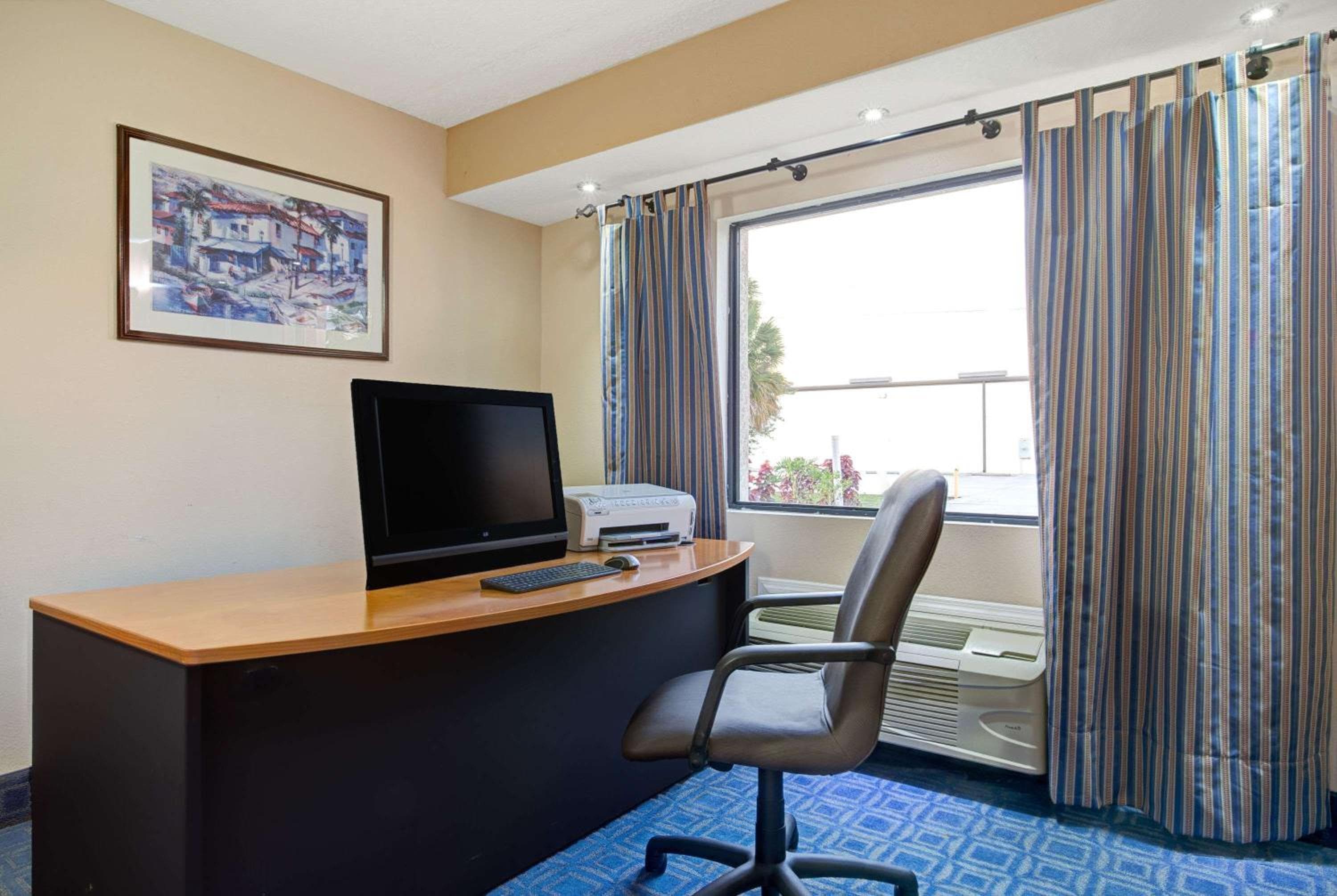 Days Inn & Suites by Wyndham Tampa - Ybor City — 7