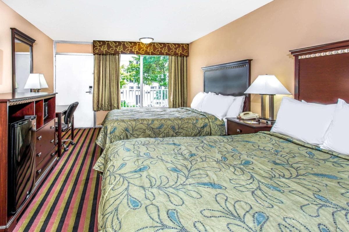 Days Inn by Wyndham Fort Lauderdale Airport Cruise Port — 12