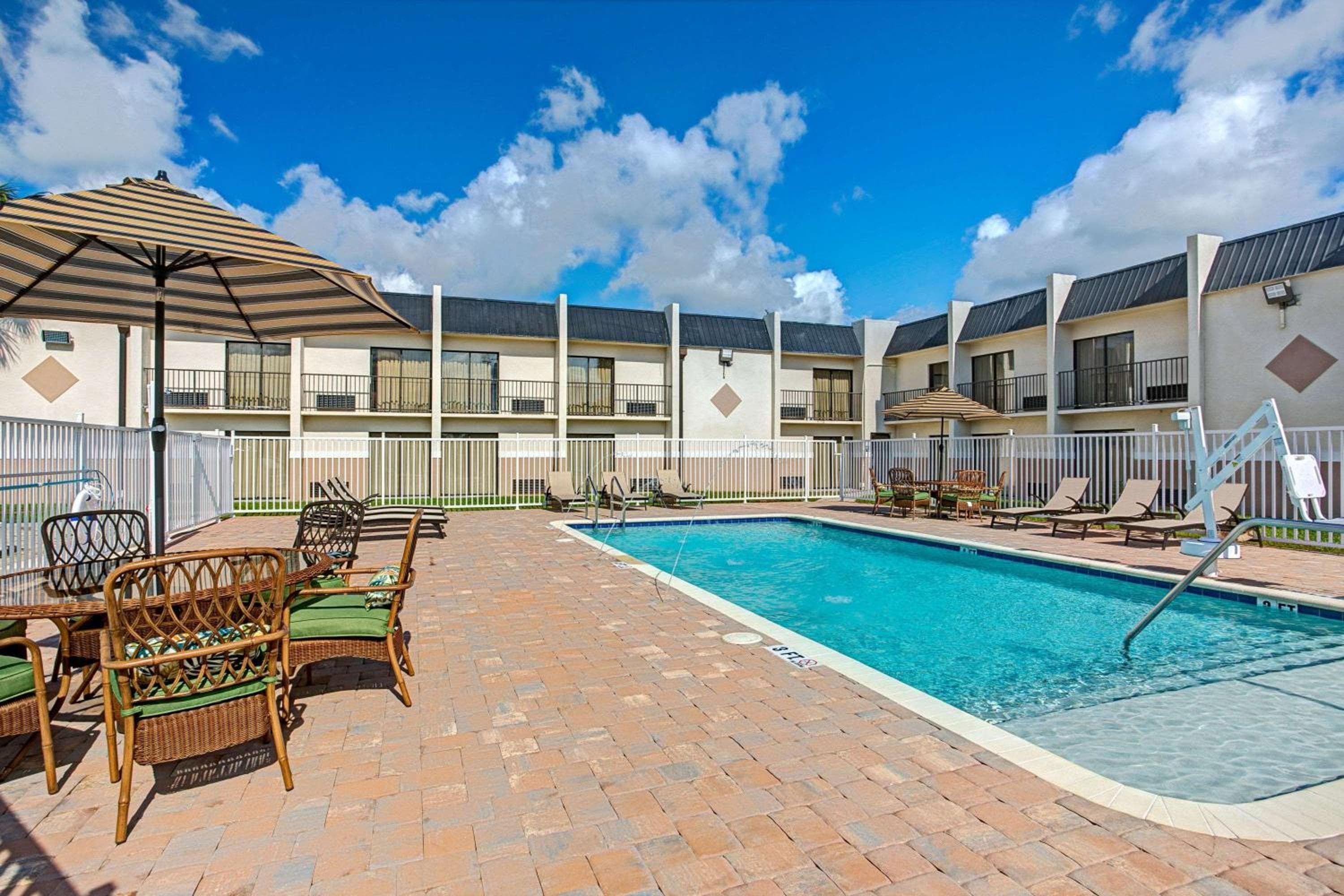 Days Inn & Suites by Wyndham Tampa - Ybor City — 10
