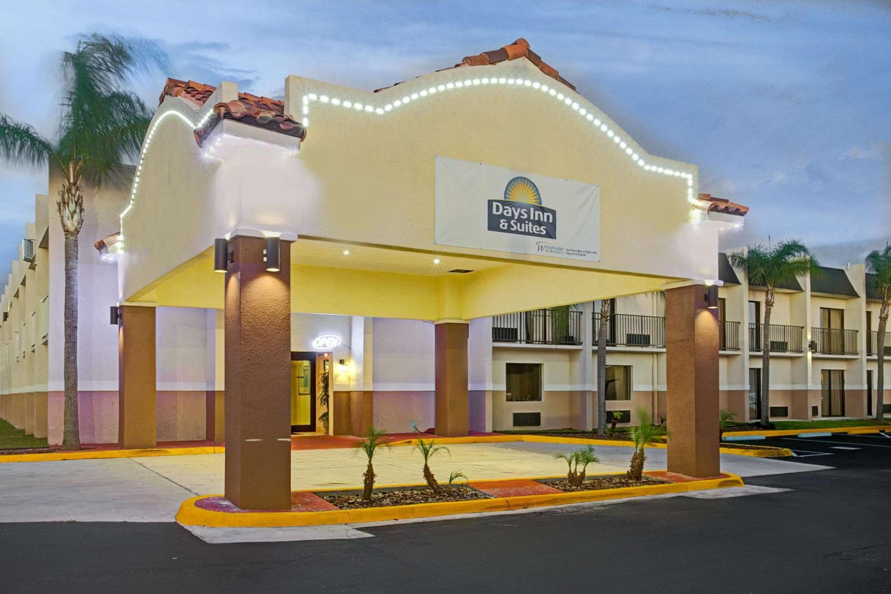 Days Inn & Suites by Wyndham Tampa - Ybor City — 1