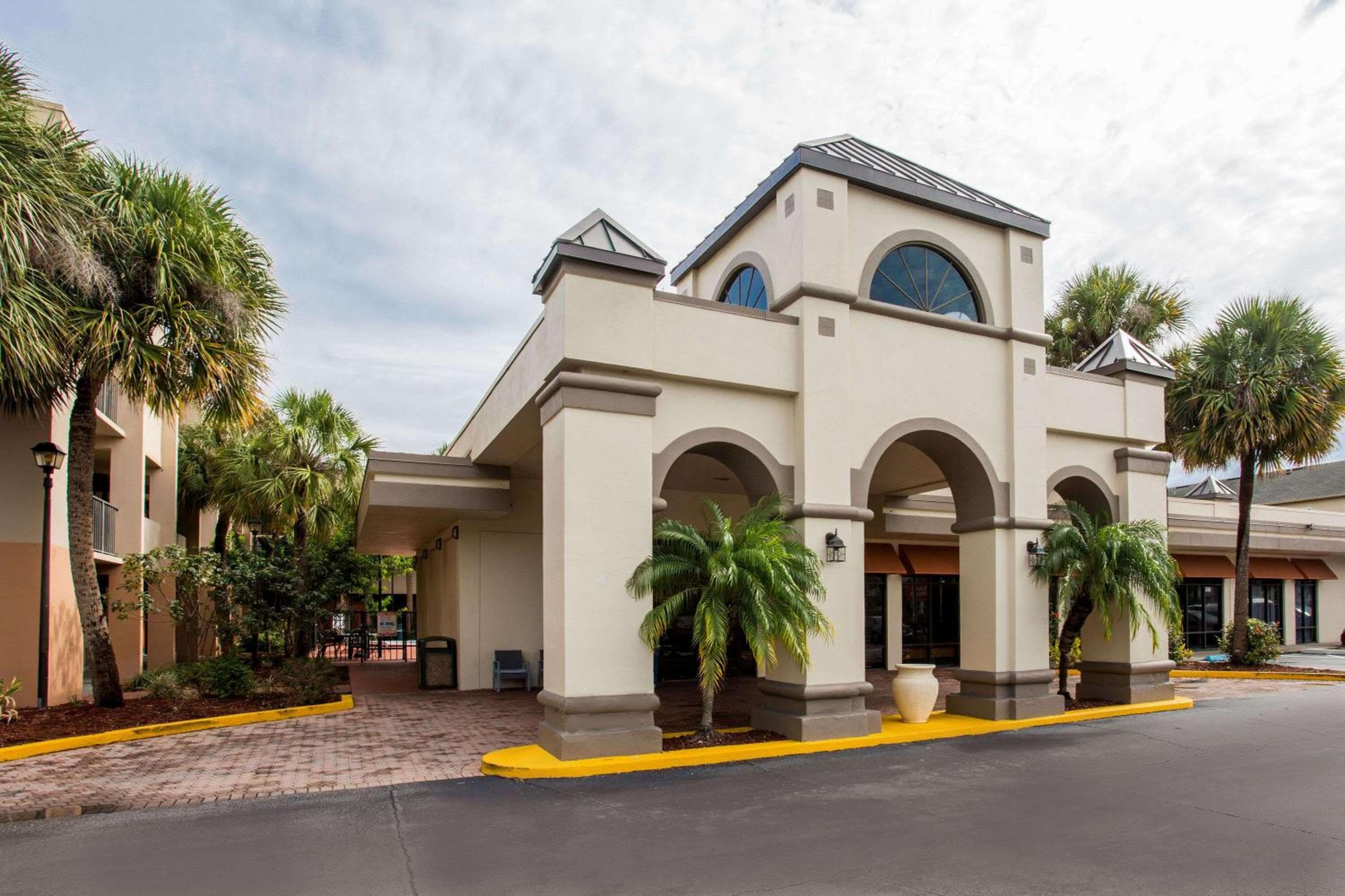 Days Inn & Suites by Wyndham Orlando Airport — 1