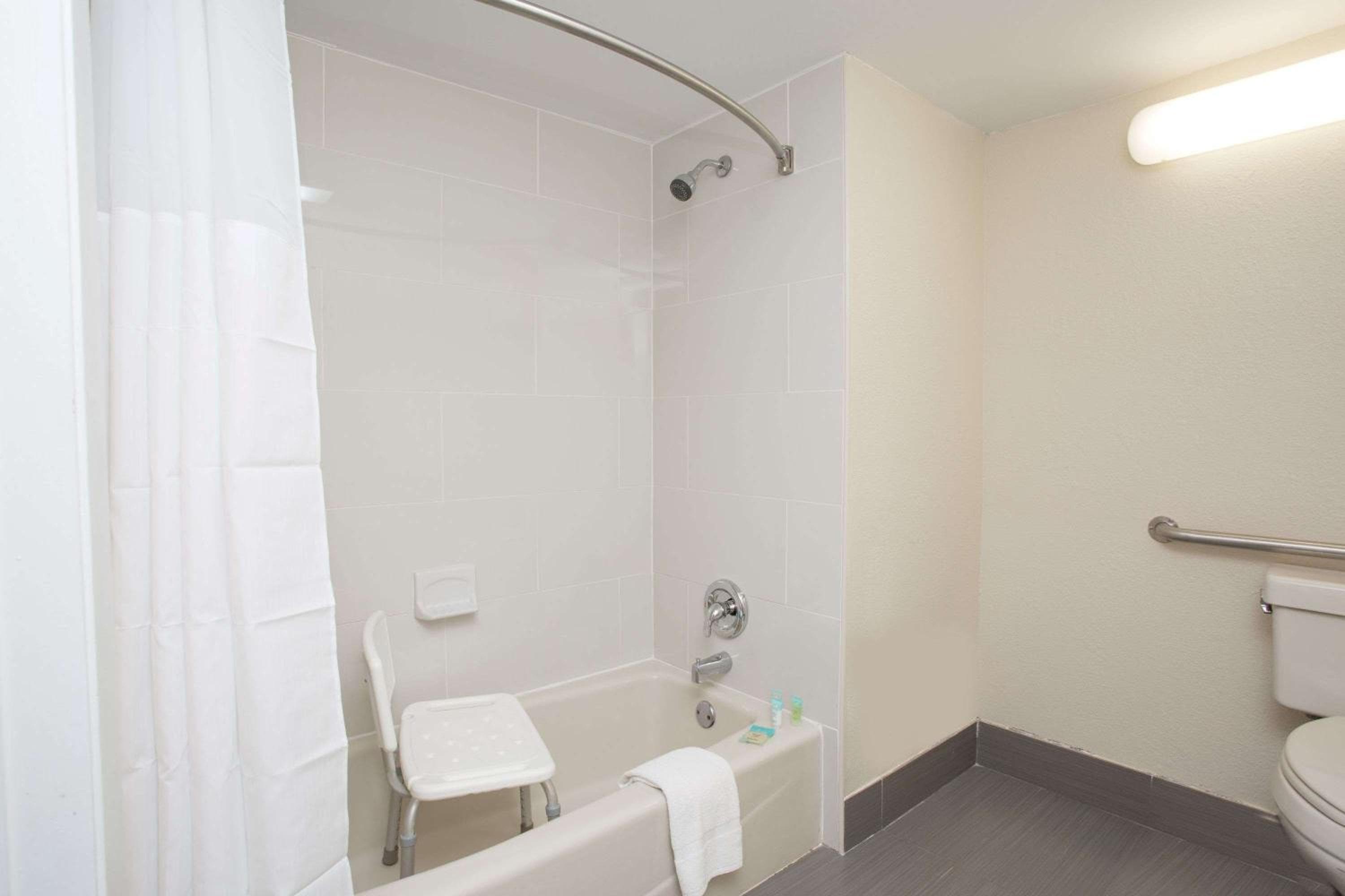 Days Inn & Suites by Wyndham Orlando Airport — 2