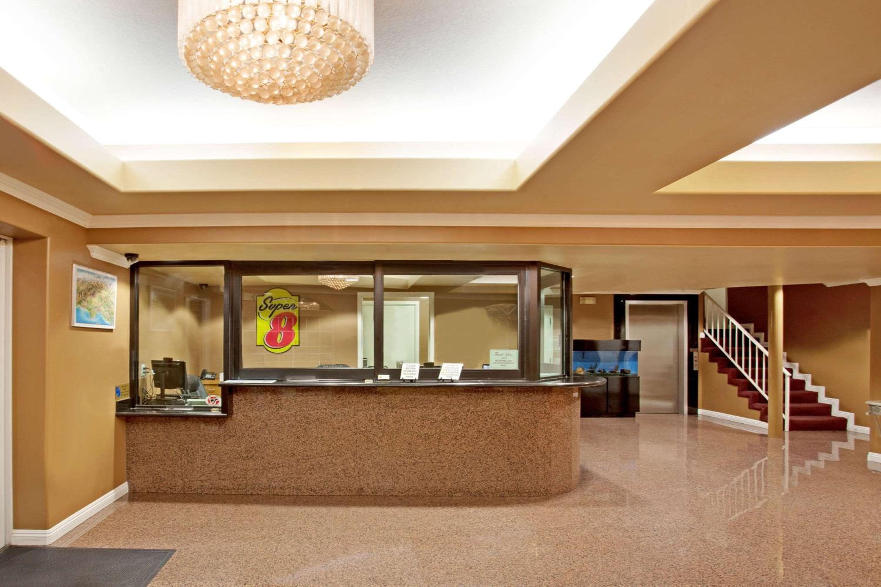 Super 8 by Wyndham Los Ángeles Centro — 4