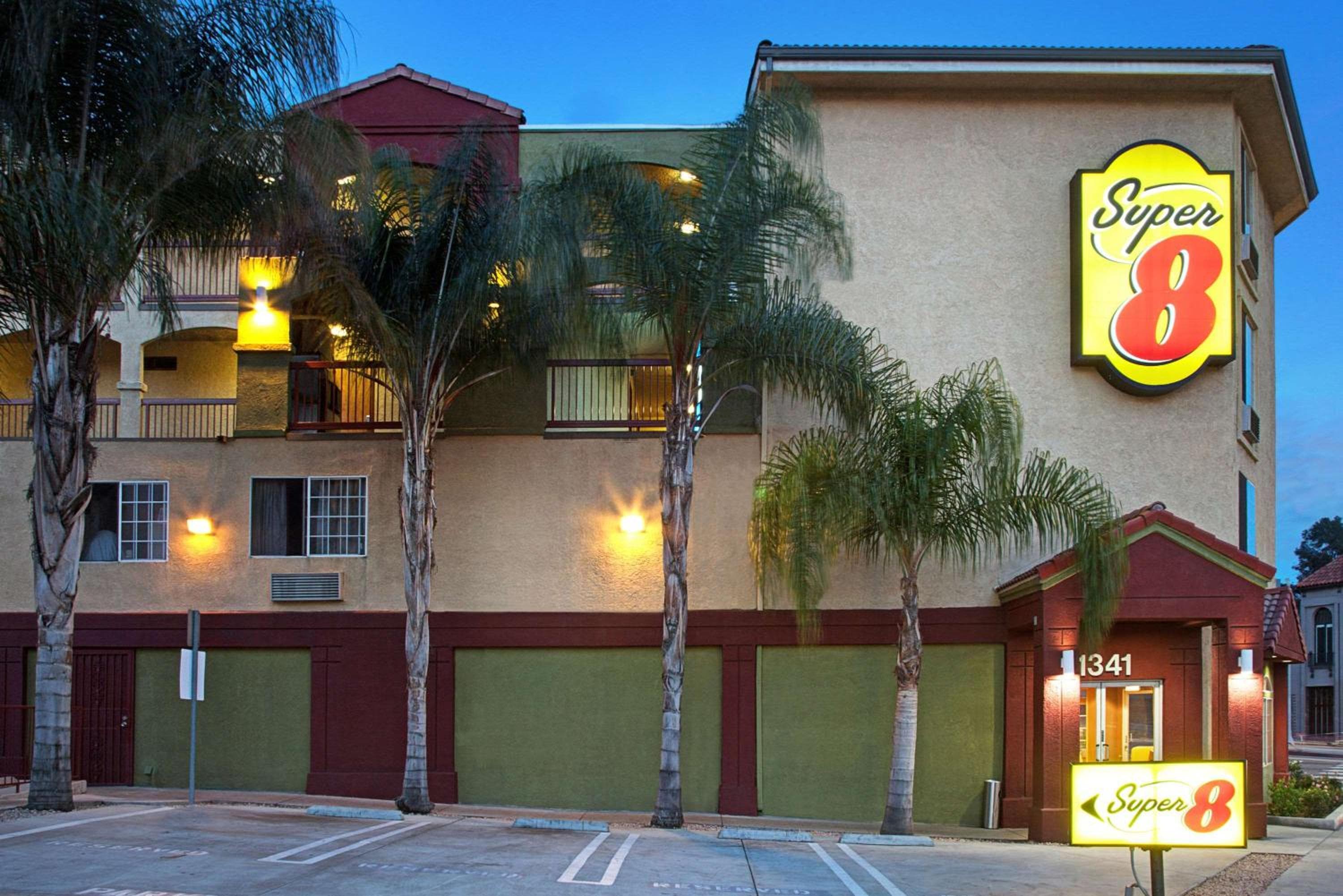 Super 8 by Wyndham Los Ángeles Centro — 1
