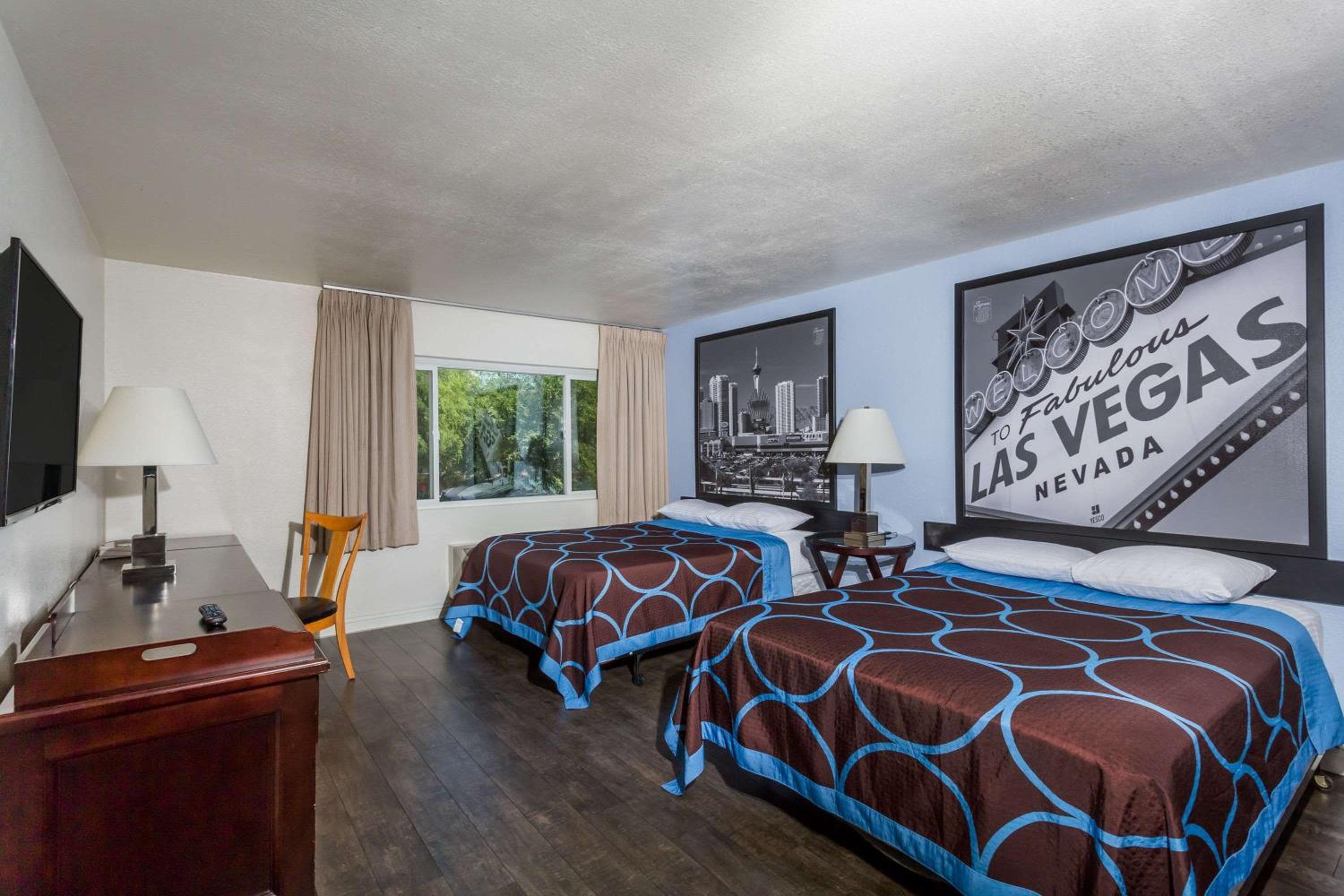 Super 8 by Wyndham Las Vegas North Strip/Zona de Fremont St. — 4