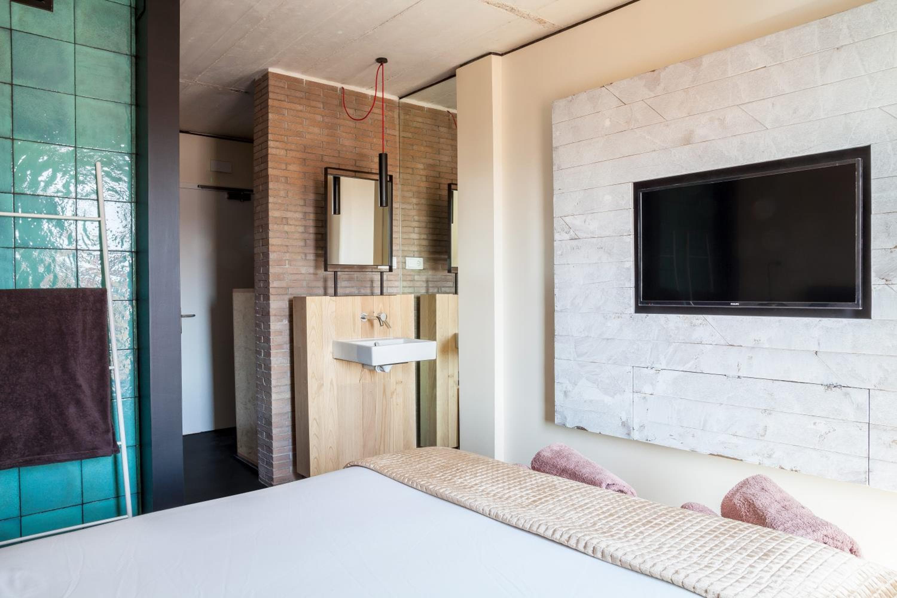 Bastardo Hostel — 9