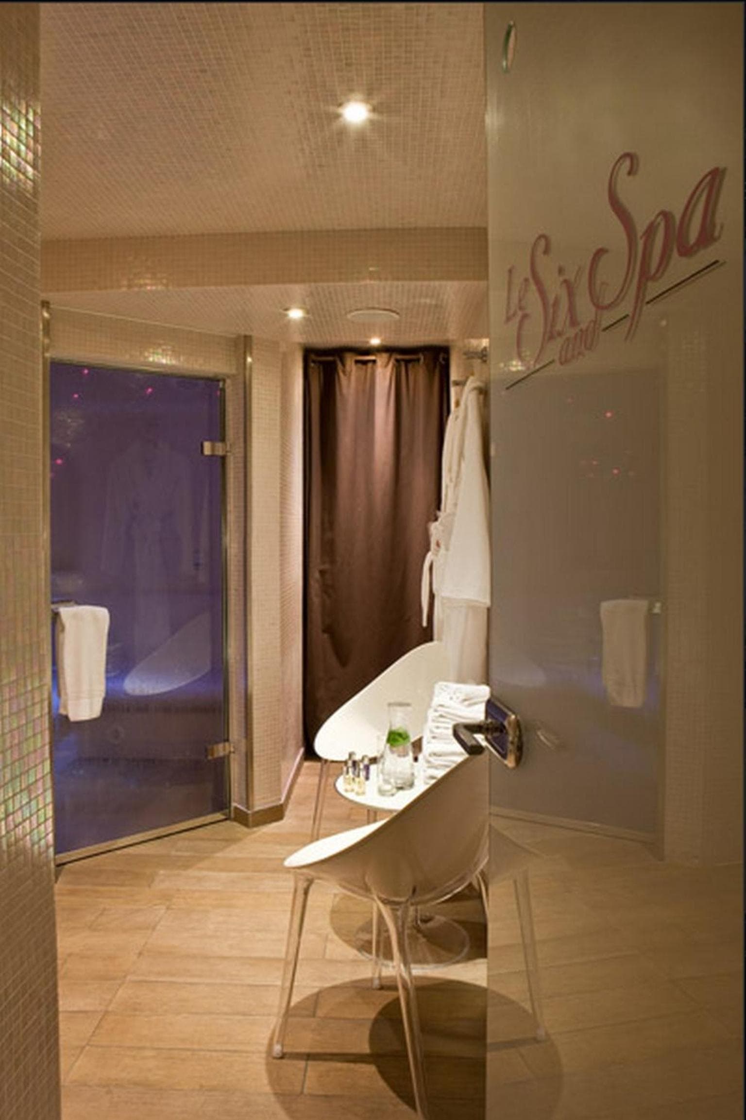 Hotel Le Six — 8