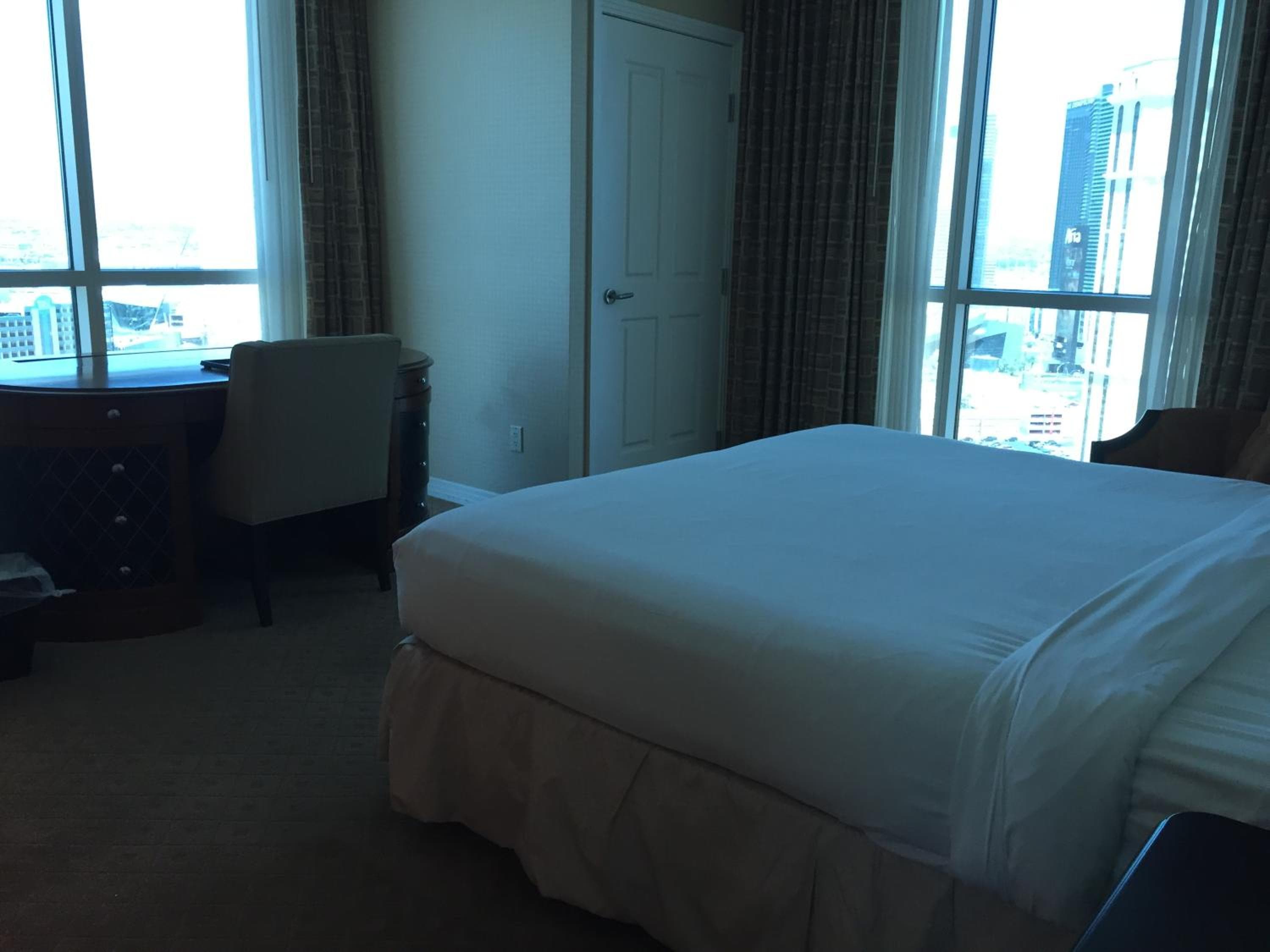 Verdadera suite de 1 dormitorio con balcón y vista al Strip en MGM Signature — 15