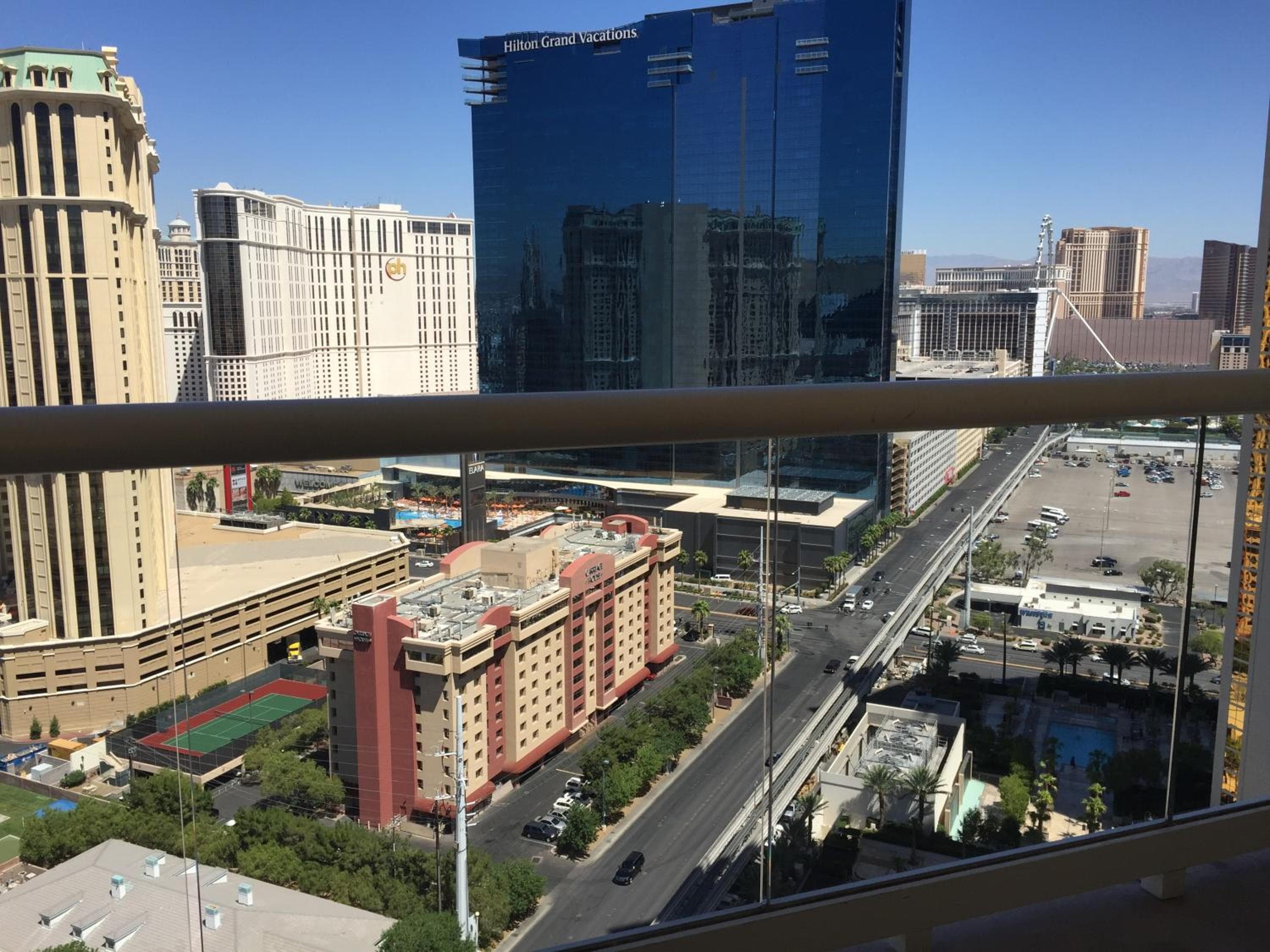 Verdadera suite de 1 dormitorio con balcón y vista al Strip en MGM Signature — 16