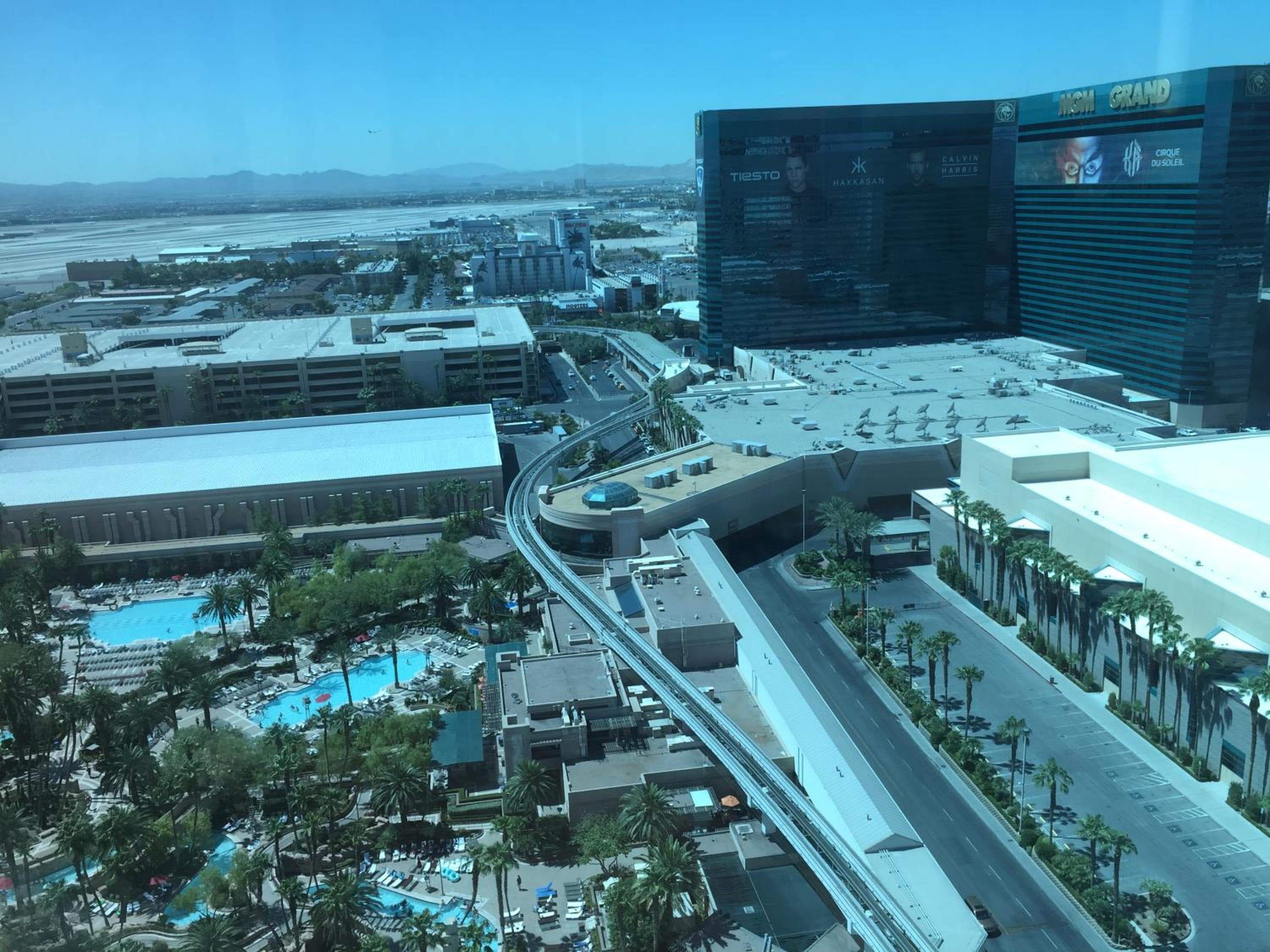 Verdadera suite de 1 dormitorio con balcón y vista al Strip en MGM Signature — 17