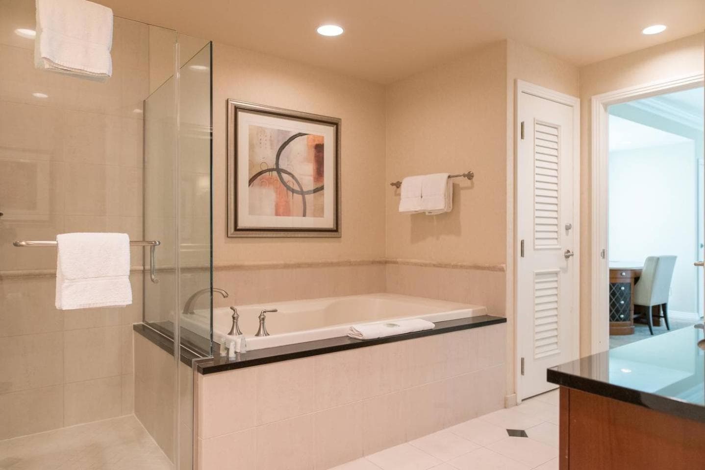 Verdadera suite de 1 dormitorio con balcón y vista al Strip en MGM Signature — 4