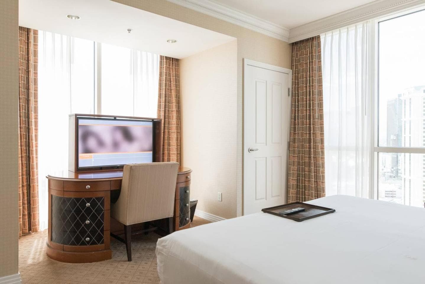 Verdadera suite de 1 dormitorio con balcón y vista al Strip en MGM Signature — 3