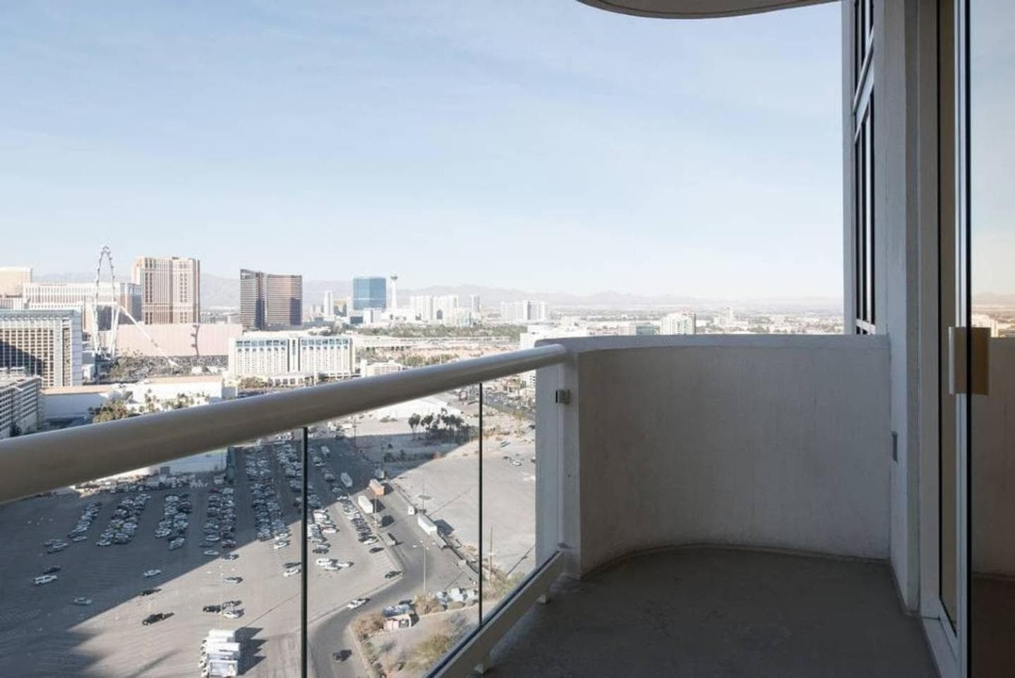 Verdadera suite de 1 dormitorio con balcón y vista al Strip en MGM Signature — 20