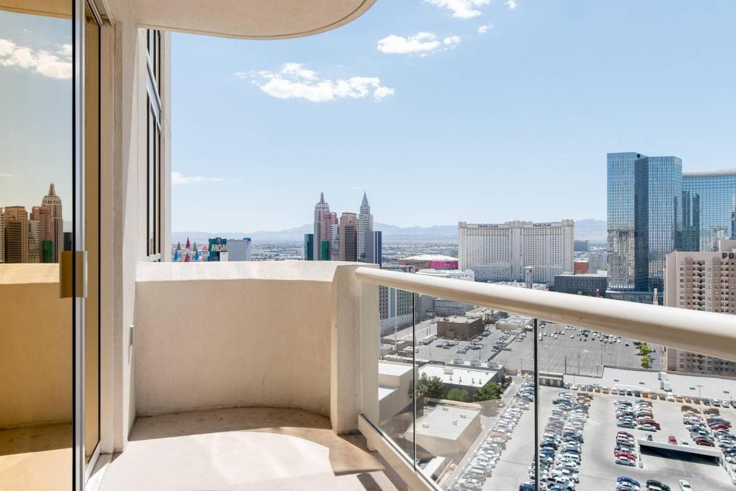 Verdadera suite de 1 dormitorio con balcón y vista al Strip en MGM Signature — 25