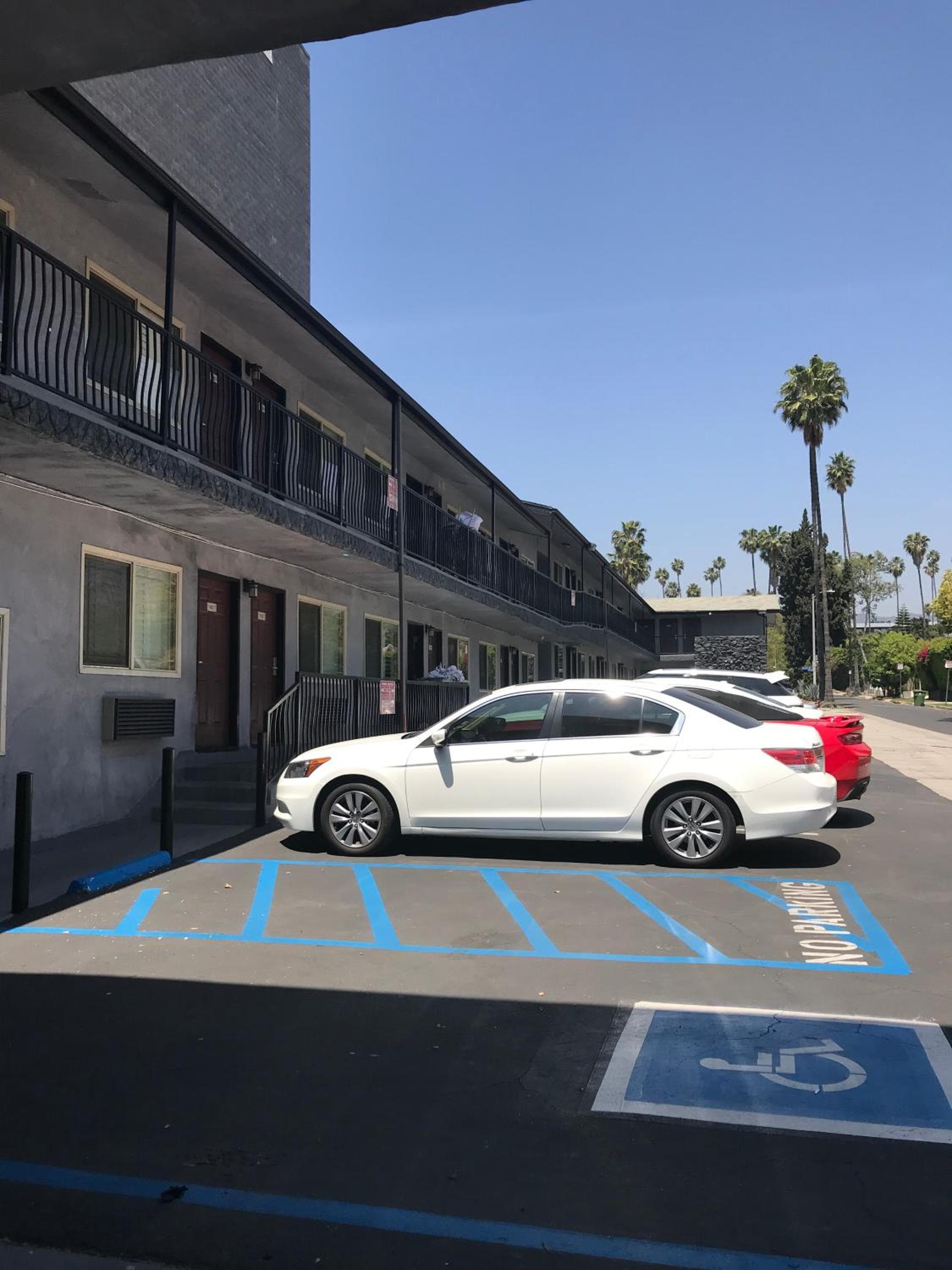 Hollywood Palms Inns & Suites — 3