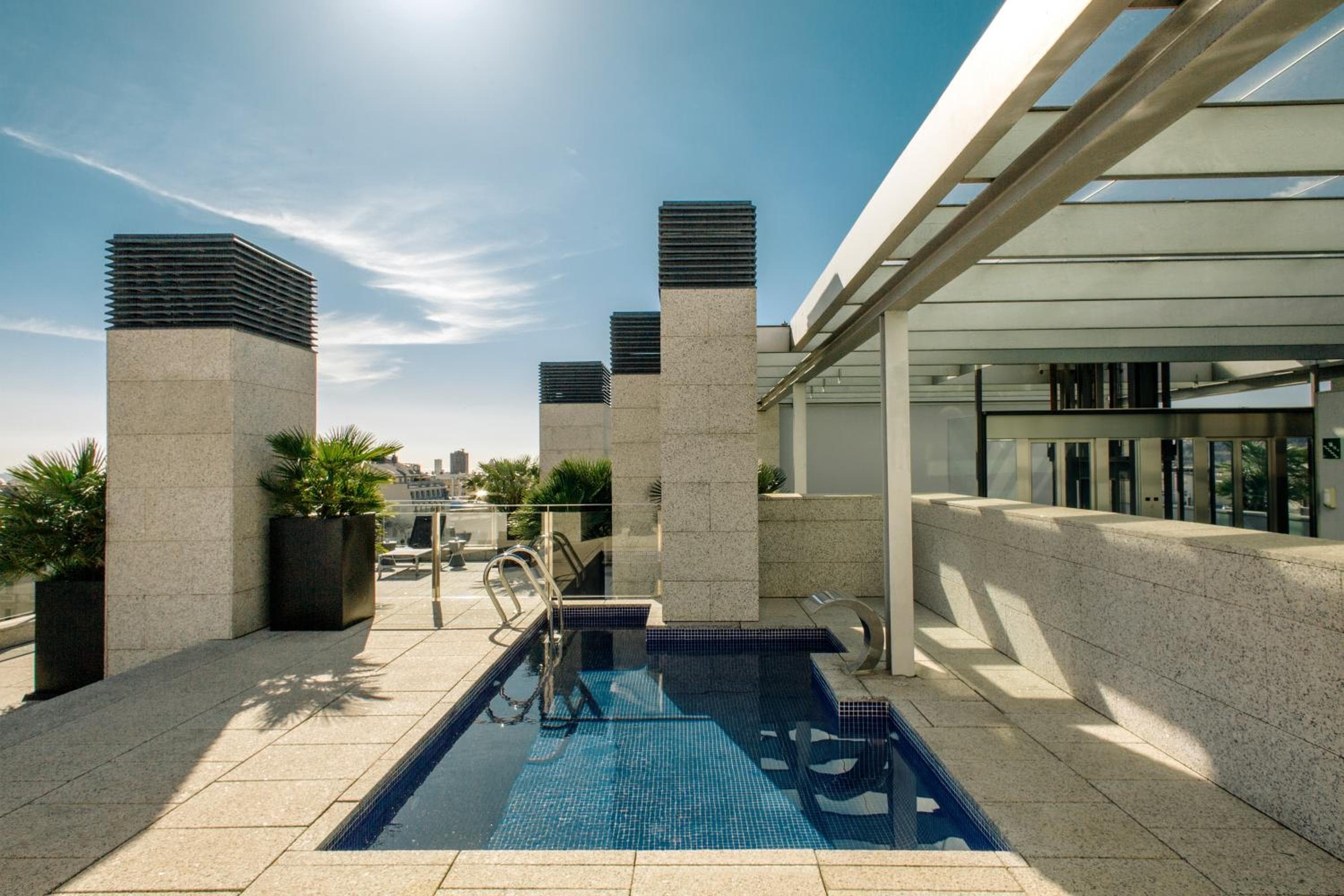 Suites Avenue — 1