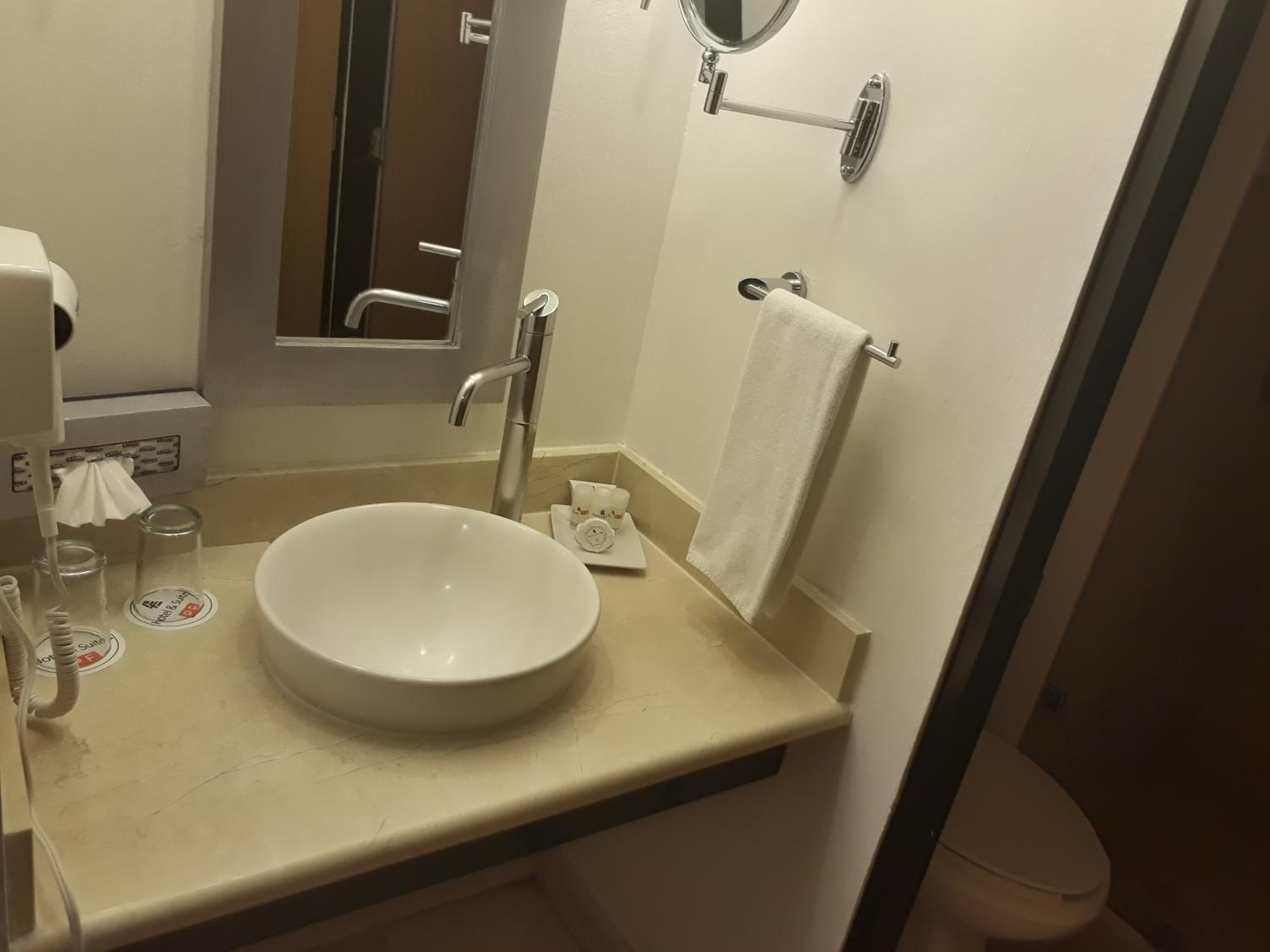 Hotel & Suites PF — 7