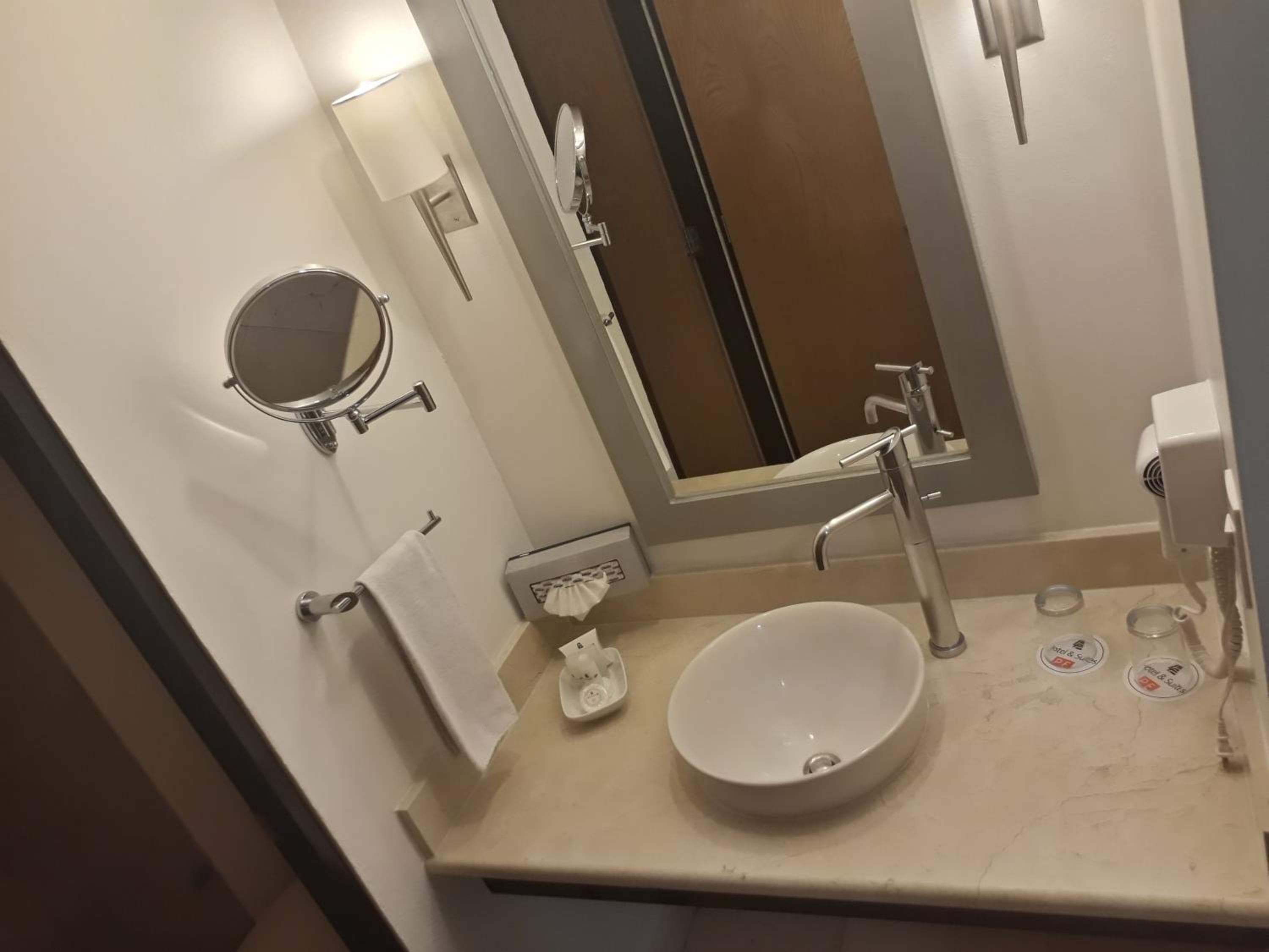 Hotel & Suites PF — 10