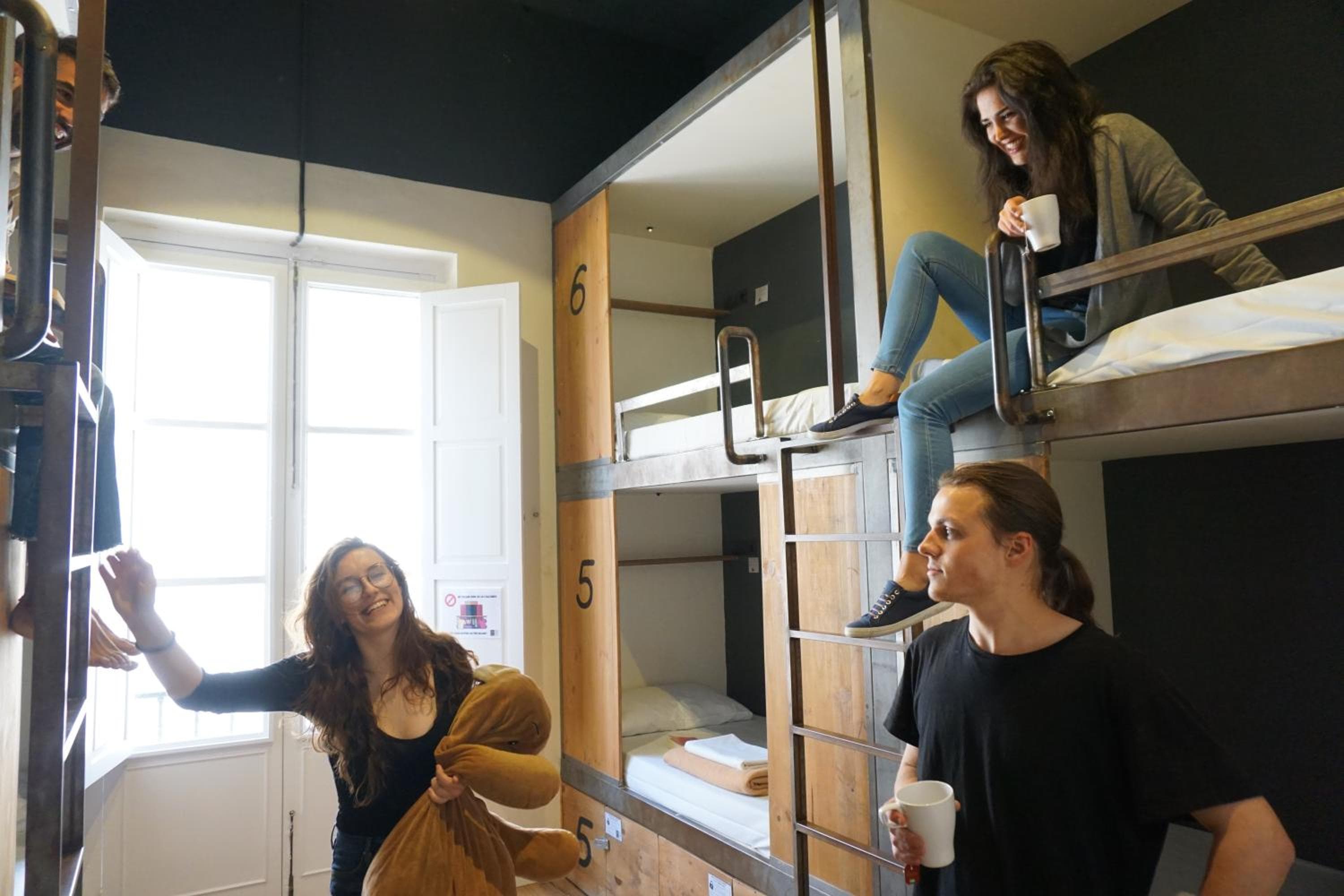 Schwarzer Schwan Hostel Sevilla — 9