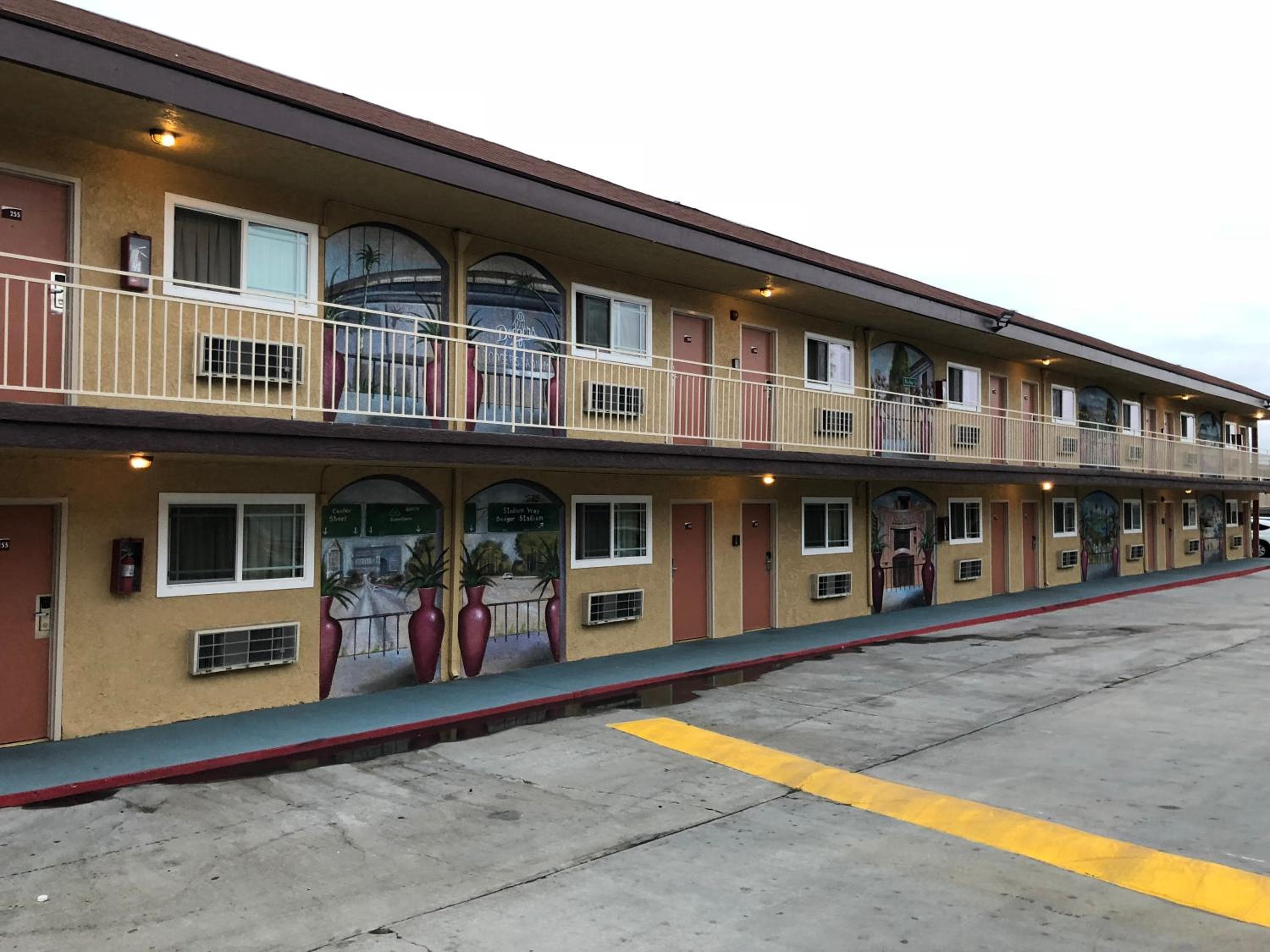 Los Angeles Inn & Suites - LAX — 8