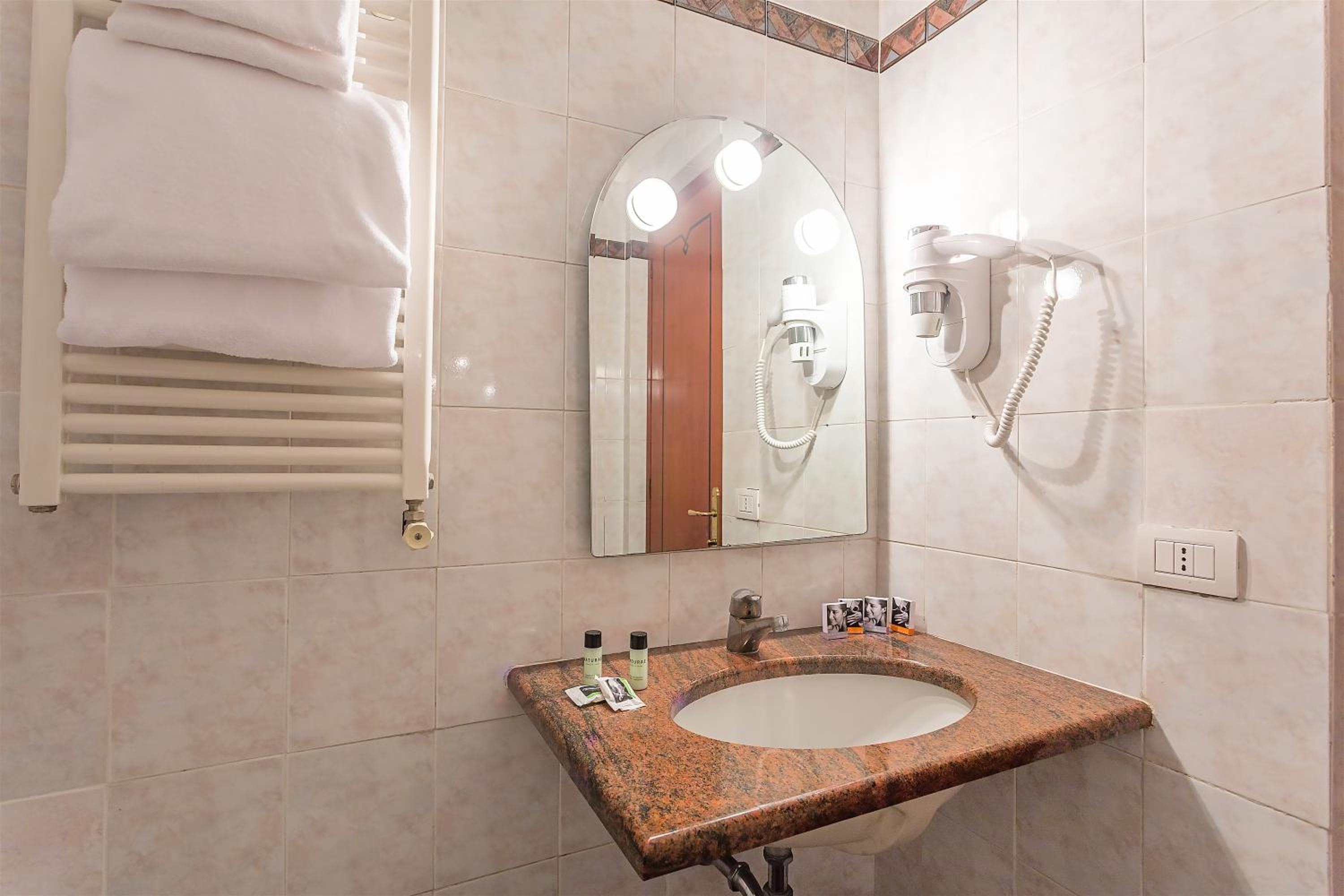 Raeli Hotel Lux — 15