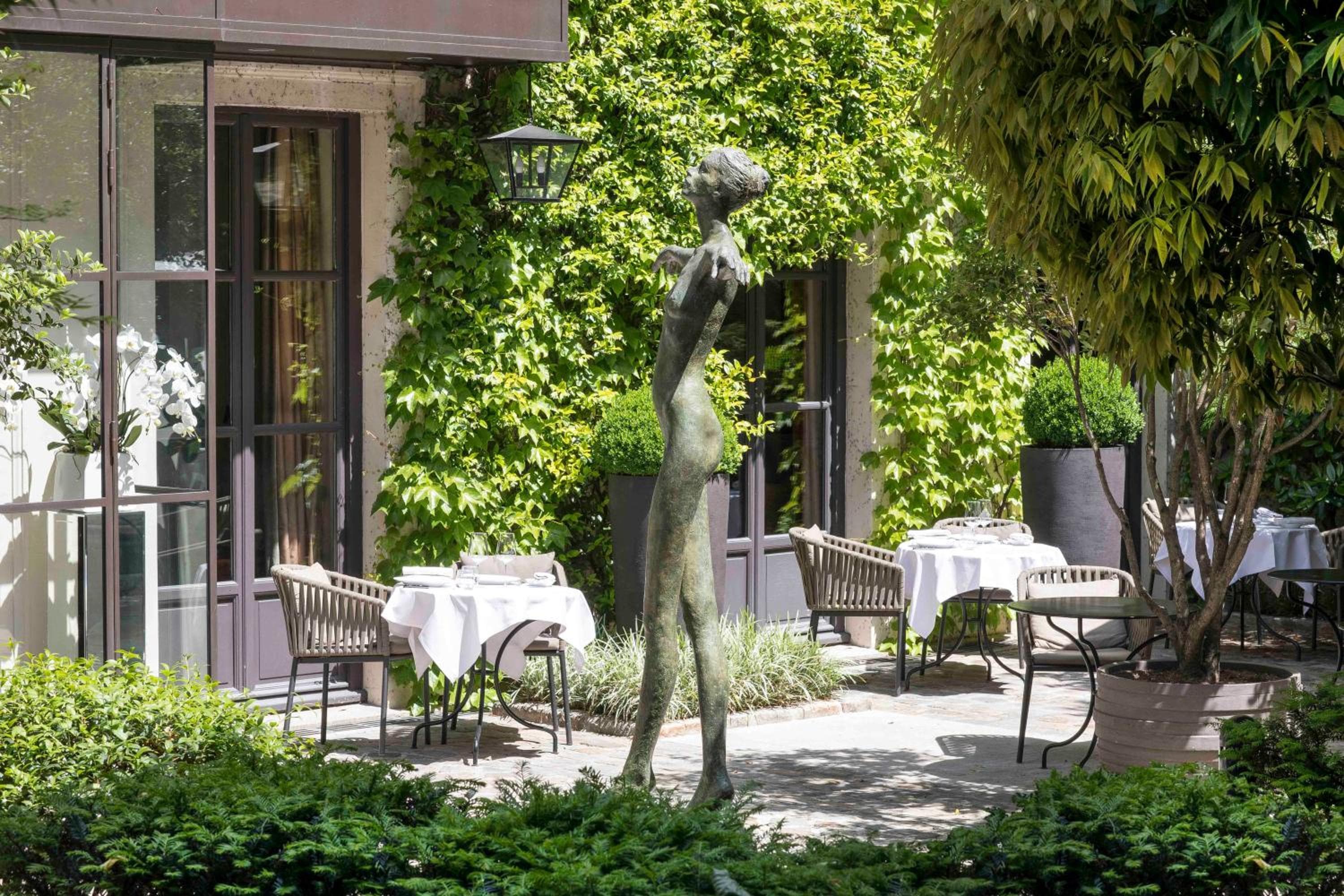 Le Pavillon de la Reine & Spa, Place des Vosges — 26