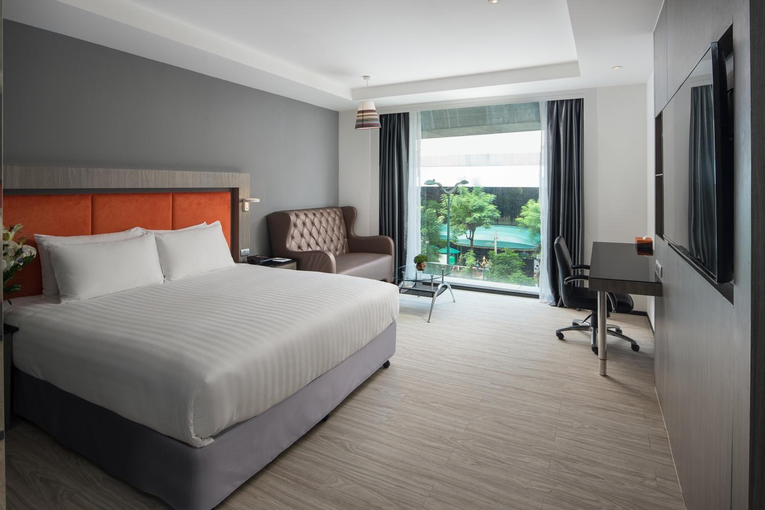 Grand 5 Hotel & Plaza Sukhumvit Bangkok — 4