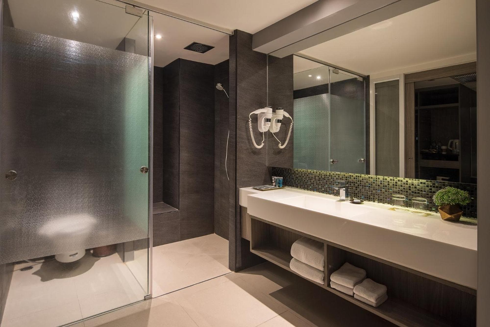 Grand 5 Hotel & Plaza Sukhumvit Bangkok — 8