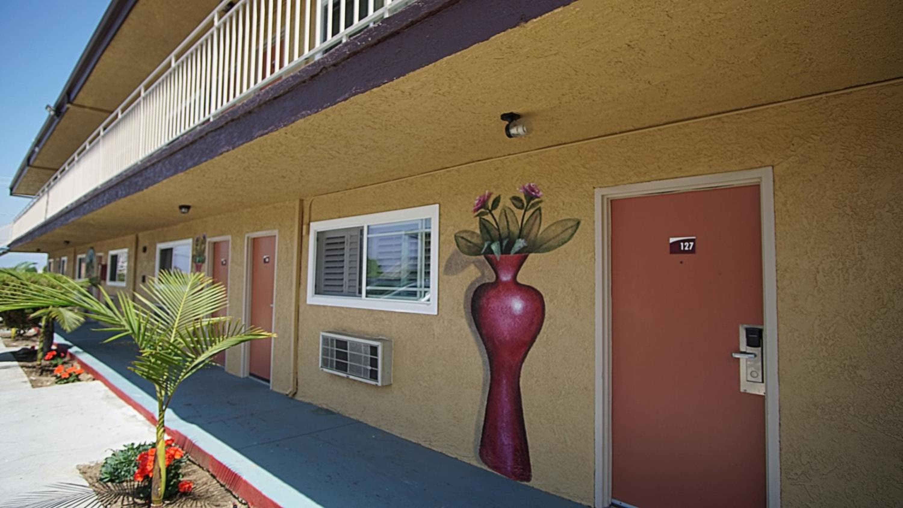 Los Angeles Inn & Suites - LAX — 7