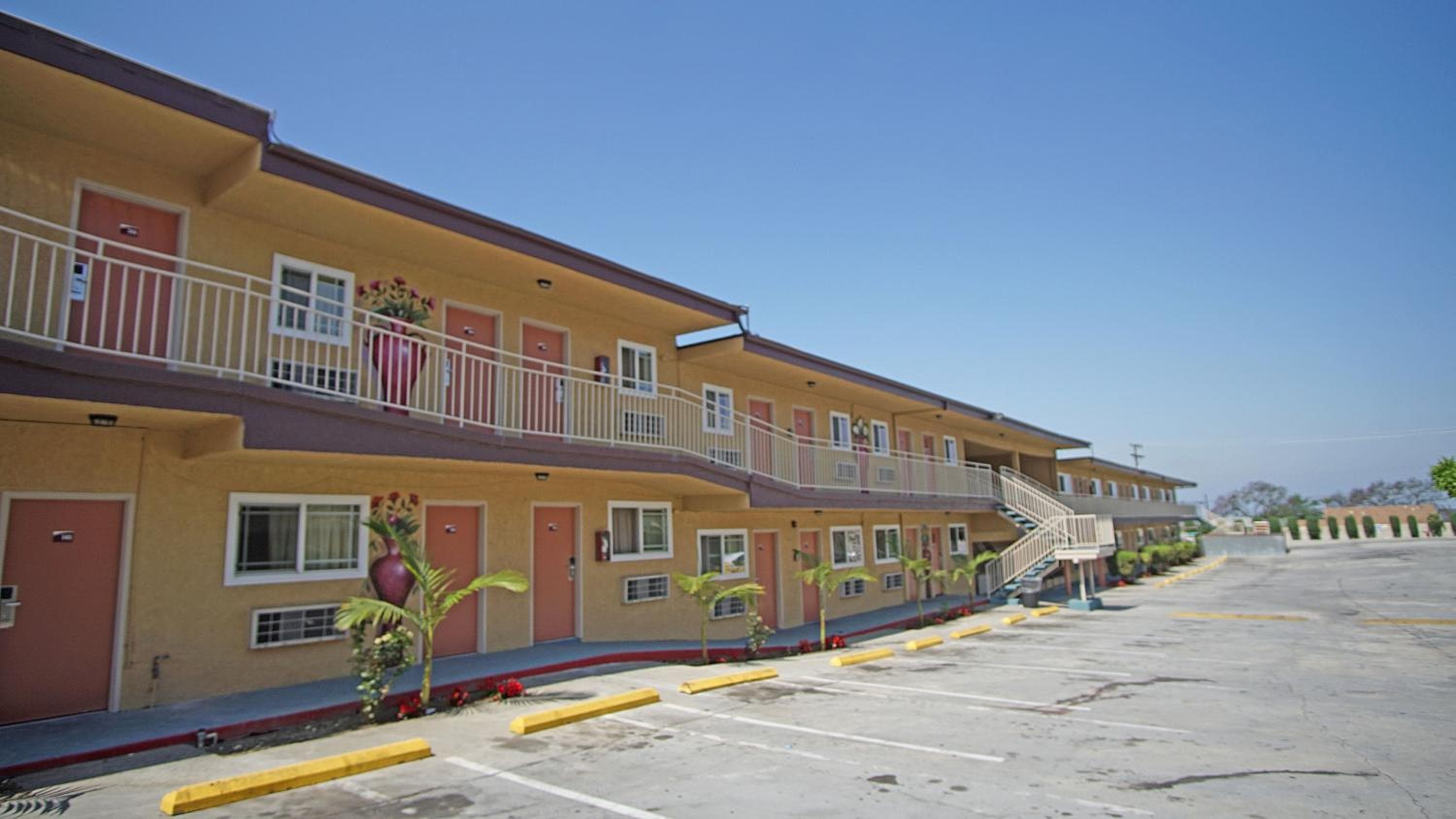 Los Angeles Inn & Suites - LAX — 4