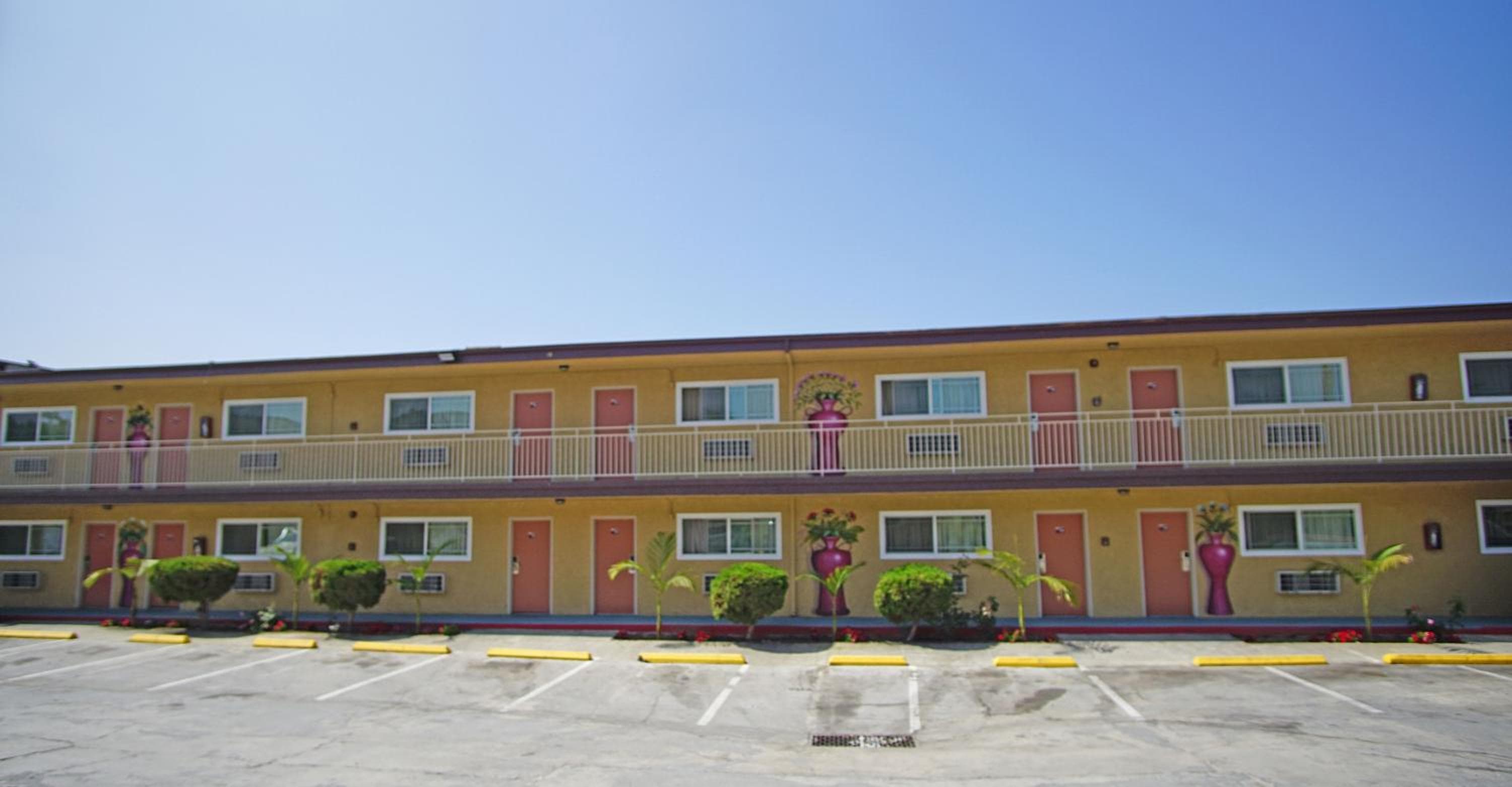 Los Angeles Inn & Suites - LAX — 6