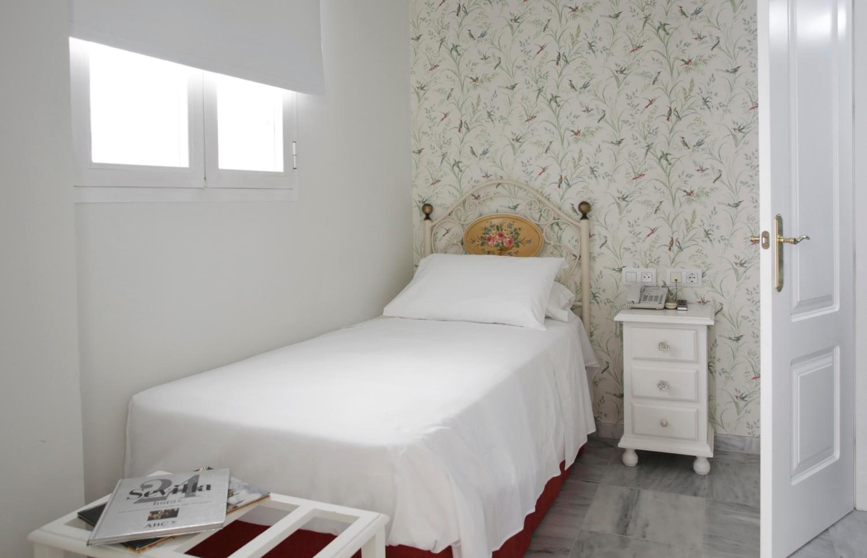 Basic Hotel Puerta de Sevilla — 3