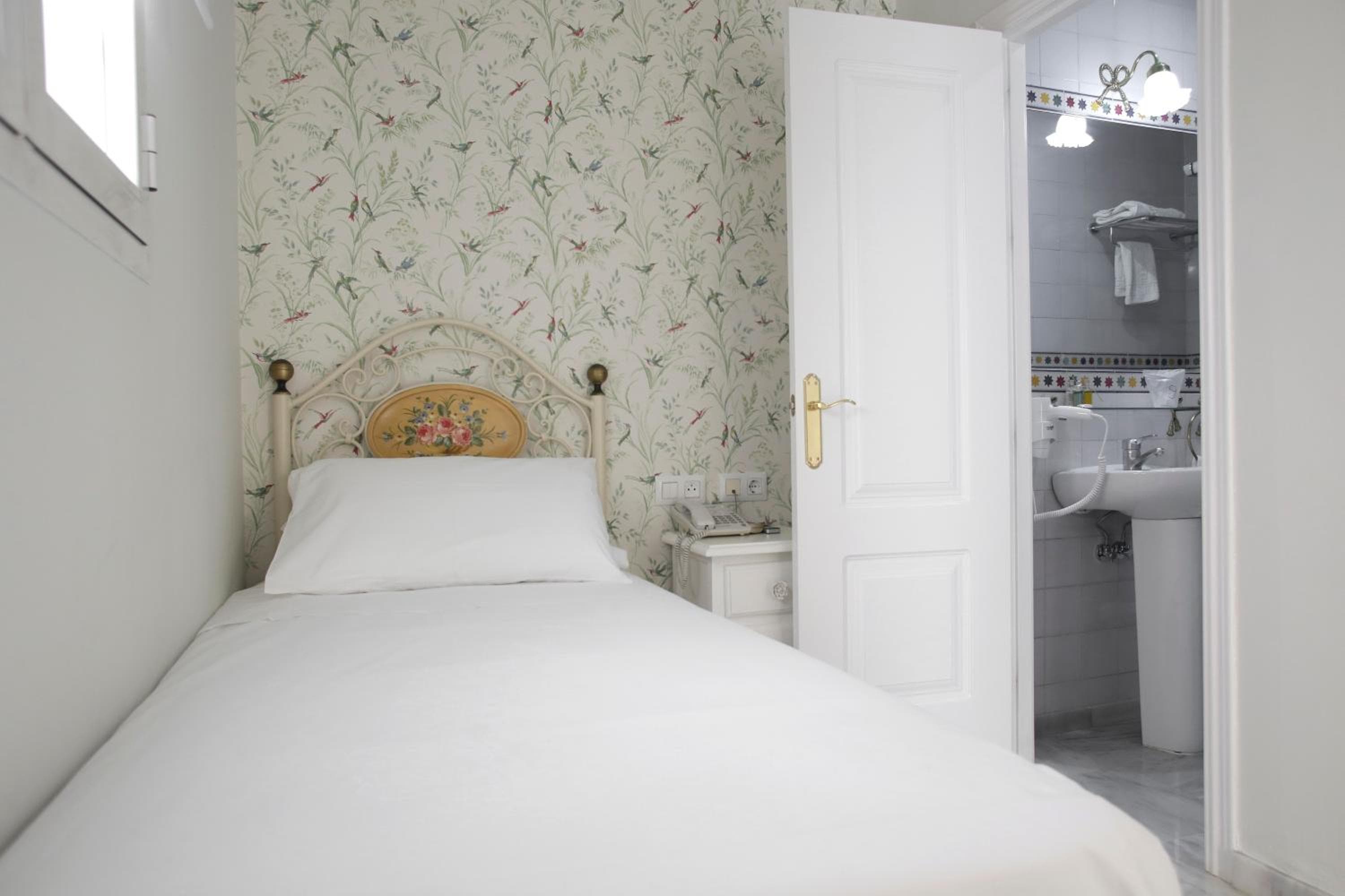 Basic Hotel Puerta de Sevilla — 22